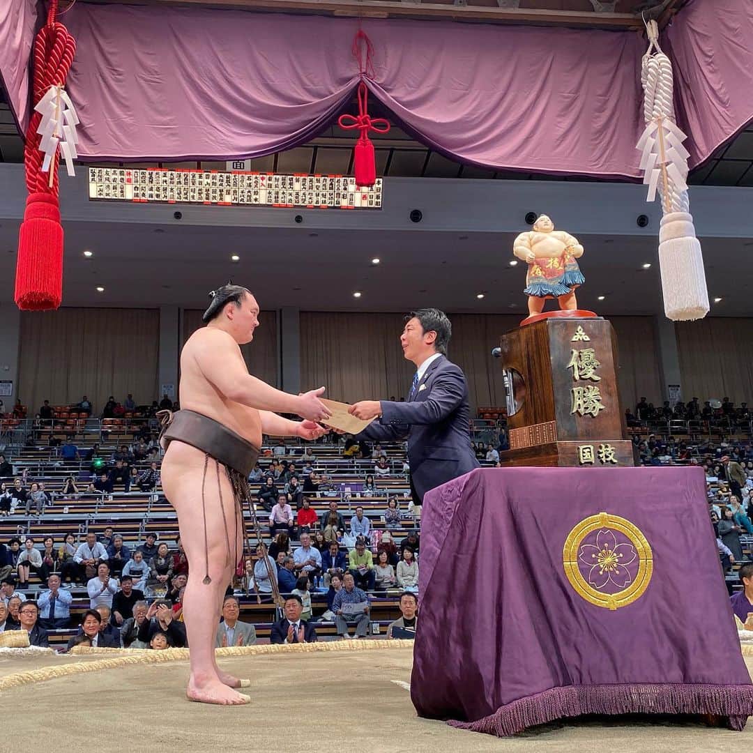 高島宗一郎のインスタグラム：「優勝おめでとうございます！ #大相撲#大相撲九州場所 #白鵬 #福岡市#福岡市長#福岡市長杯#高島宗一郎#sumo #fukuoka」