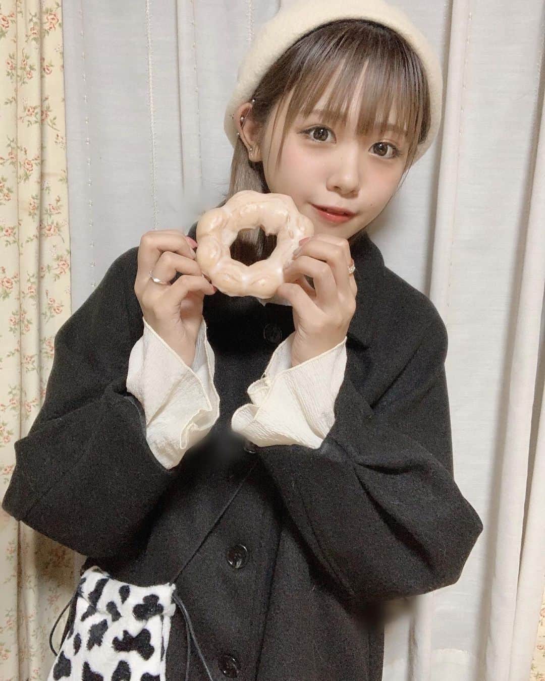 はやめいさんのインスタグラム写真 はやめいinstagram ディズニーのお土産にずっと欲しかった リングを買ったよ メンヘラリングってよばれてる かわいいリング 外したときに 型が指に残るの まひろのは矢の形が残るんだよ ペアリング