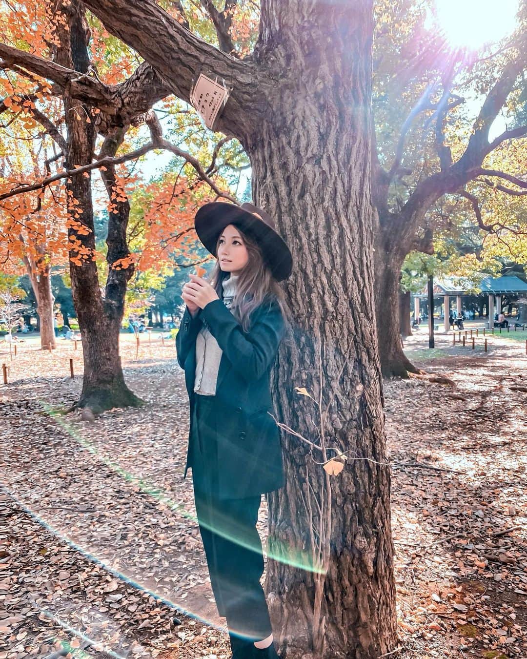 のインスタグラム：「a lovely day with nice weather. 😉🧡 . . 雲もなくとても天気が良かったので 光がすごい😆 . .  #写真部 #写真 #代々木公園 #日常 #美しい #紅葉 #sunshine #instagramjapan #ファインダー越しの私の世界 #ファインダー越しの世界  #lackofcolor  #wonderful_places #light #紅葉狩り #ig_japan #photo_japan #photo_jpn  #igersjp #光 #moodygrams #travelandleisure #インスタ映え #自然 #公園 #太陽 #yoyogipark #ハット #落ち葉 #秋 #autumn」