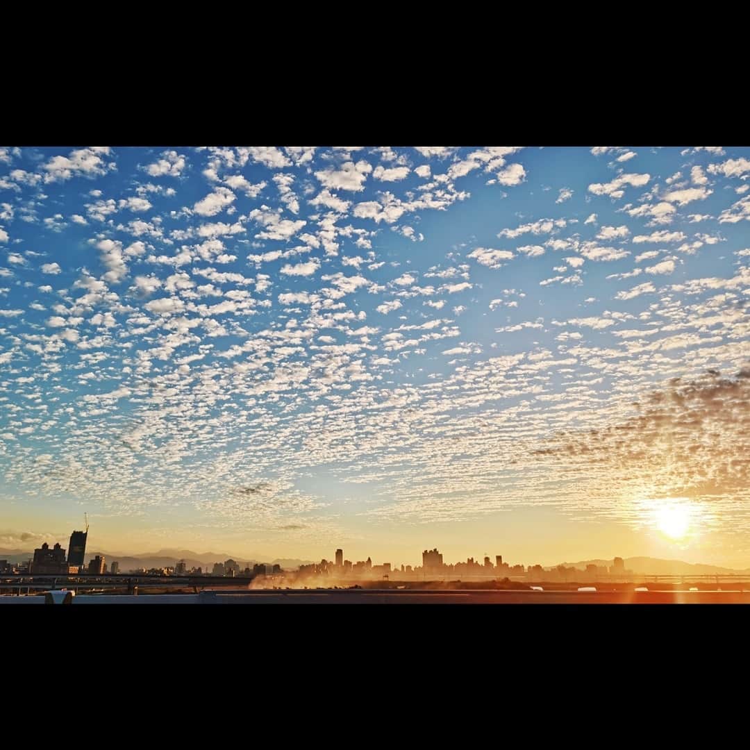 ダンソン・タンのインスタグラム：「🌅🌅🌅 #DT #HOTHEART #SEVENDAYS #唐禹哲」