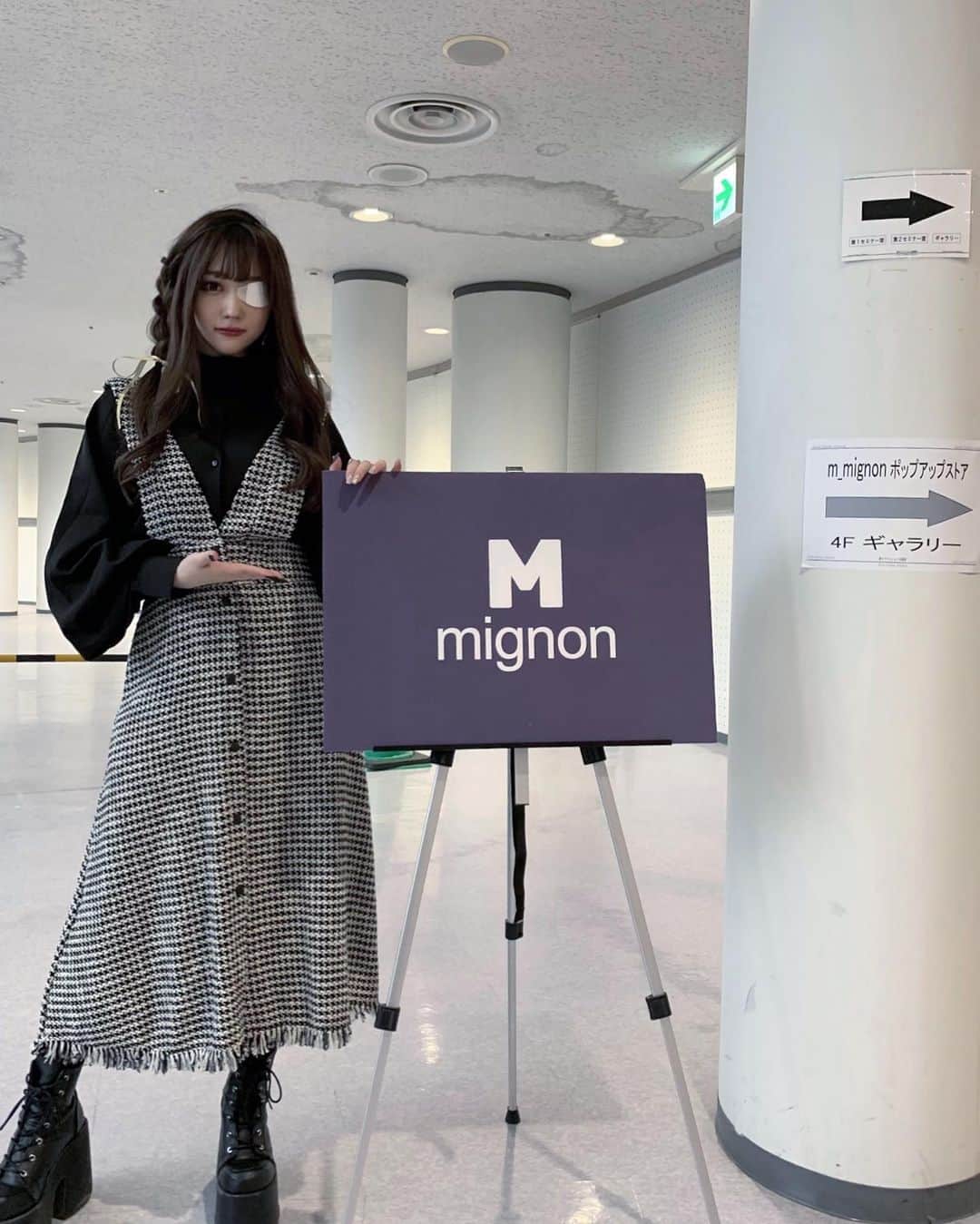 おもてちゃんのインスタグラム：「. #m_mignon ポップアップストア in 神戸 3日間とも無事に終了致しました💎 . 今回もたくさんの方が会いに来てくださり、遠方からいらした方や親子連れの方などもたくさんいらっしゃって、とってもハッピーなきもちです☺︎ 購入した商品、是非たくさん使ってください。 . ほとんどの方がはじめましての中、眼帯をしての接客となってしまったこと、とても申し訳なく思っています。また必ず関西でイベントをやるので、その時はちゃんとした顔で……😿😿 . 来てくださった方のコメントはこのあとゆっくりですが返信していきますのでもう少しお待ちを。 本当にありがとうございました。」