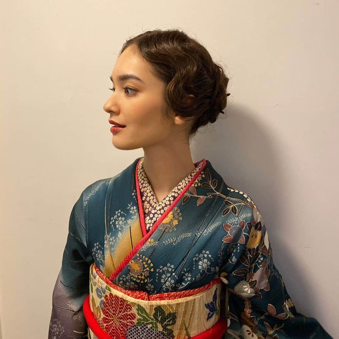 エリサさんのインスタグラム写真 - (エリサInstagram)「今日は着物ショーのお仕事👘✨ お着物もヘアメイクも、少しレトロな感じで可愛かった🌹 (そして最新のiPhoneの画質がやっぱり良すぎて欲しくなった…笑)」11月24日 18時29分 - elisa_kinjo