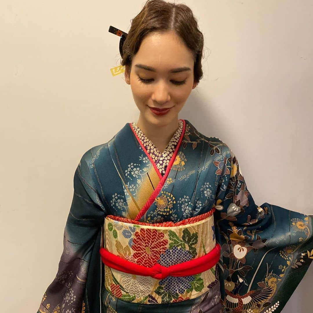 エリサさんのインスタグラム写真 - (エリサInstagram)「今日は着物ショーのお仕事👘✨ お着物もヘアメイクも、少しレトロな感じで可愛かった🌹 (そして最新のiPhoneの画質がやっぱり良すぎて欲しくなった…笑)」11月24日 18時29分 - elisa_kinjo