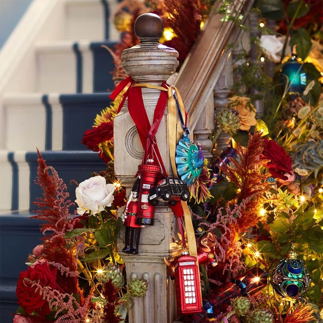 ローラアシュレイのインスタグラム：「London's calling 🇬🇧💂 If you're looking to update your bauble collection, our London themed tree decorations are perfect for creating a traditional look with a playful twist.」