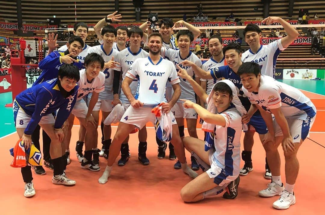 李博さんのインスタグラム写真 - (李博Instagram)「4勝目！！ 今日の勝ちは全員で諦めずに掴んだ今後に繋がる勝利だったと思います。 この気持ちを大事に2legも貪欲に1点を取りにいきます。 引き続き応援よろしくお願いします🙇🏻‍♂️ #東レアローズ  #4番 #アントニンルジェ  #bluehot」11月24日 18時30分 - lee_haku