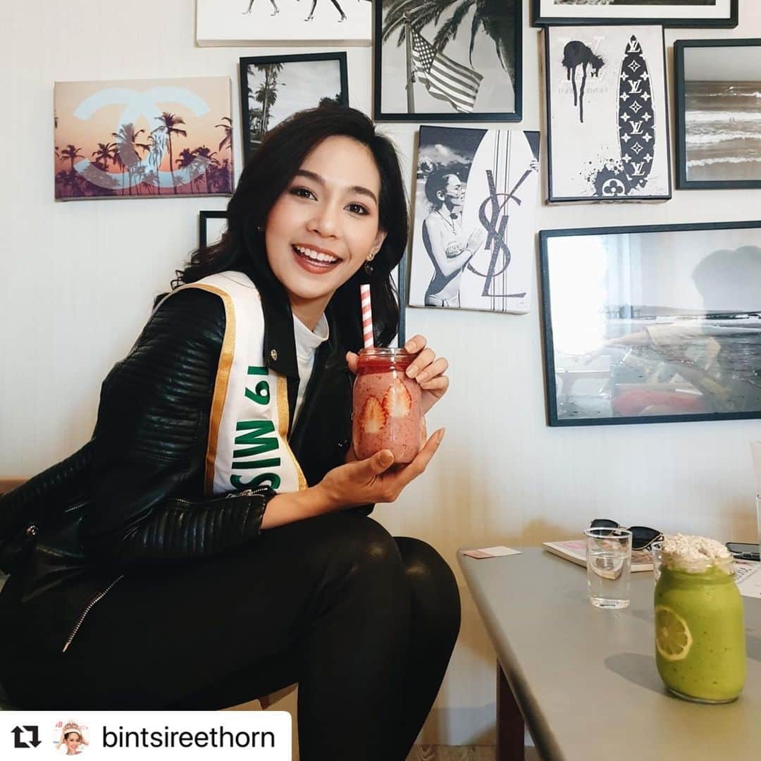 櫻井麻美のインスタグラム：「#Repost @bintsireethorn with @make_repost ・・・ Spending a good day with tasty&healthy drinks. Thank you to @mamiosakurai @tothesea_healthliving for all  healthy drinks! ・・・ Thank you @bintsireethorn 💕」