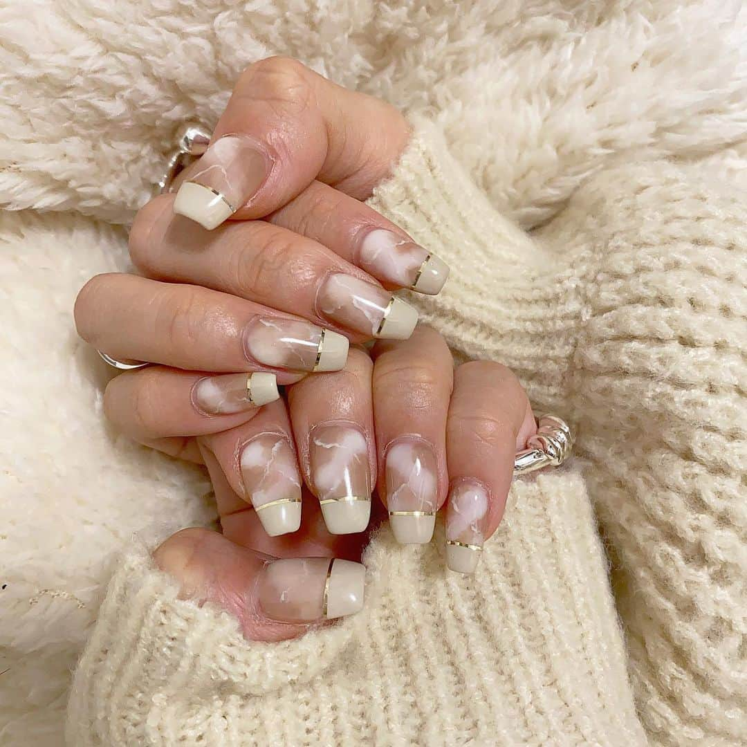 ひなたろす（佐原ひなた）さんのインスタグラム写真 - (ひなたろす（佐原ひなた）Instagram)「﻿ ﻿ newnail♥︎﻿ ﻿ 大理石柄ベーススクエア﻿ なんとも言えない可愛さ❤︎﻿ ﻿ @lapis_yui さん🤗 佐原ひなたのインスタ見たとラピス渋谷﻿ 電話予約するとお揃いネイル﻿ 9000円で出来るので是非(^_^)﻿ お揃いじゃなくても安いキャンペーンで﻿ ネイル出来ちゃいます💅❤︎﻿ ﻿ ﻿ ﻿ ﻿#nail #大理石ネイル #ニュアンスネイル #ネイル　#ベージュネイル」11月24日 18時32分 - saharahinata