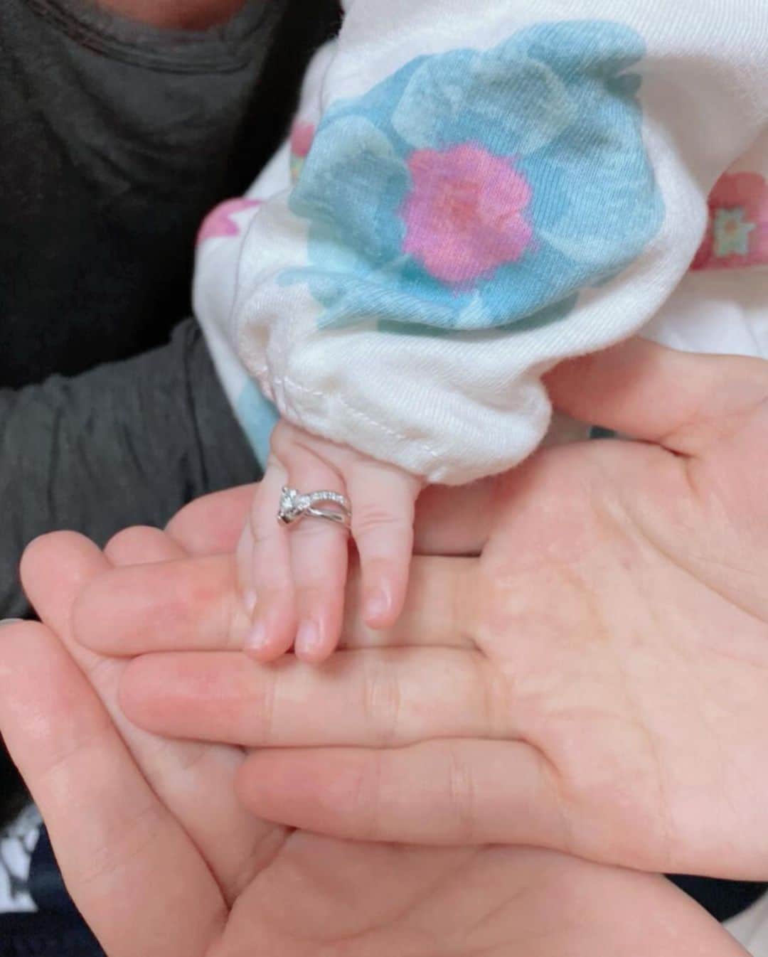 加藤雅美さんのインスタグラム写真 - (加藤雅美Instagram)「. 先日、出産祝いとして娘の ベビーリングを作っていただきました💍 . 婚約指輪とお揃いになるように デザインをリクエストさせてもらい、 波打つような指輪の形と ピンクダイヤのところは娘の誕生石の ピンクトルマリンをつけていただき、 横のメレダイヤも再現してくださりました！ 婚約指輪と同じ職人さんが娘のリングも 作ってくださったみたいで、 かなり再現度が高くて感動です😭❤️ . サイズも娘の大きくなるスピードが早いので 少し大きめでお願いしたらピッタリでした☺️ . 婚約指輪のデザインがお気に入りなので お揃いで嬉しいです🥰 . 娘が成人するまでは 私がネックレスとして大事に身につけて 成人したら渡したいなと思います。 . 娘の幸せを願って。。✨ . 素敵なプレゼントを 本当にありがとうございました🥰 . . ちなみに、私が生まれた時に父が、 母に"出産お疲れさま"って小さいダイヤの ネックレスをプレゼントして、 それを私が成人したらあげようと 母が大事にしまっていて、 20歳になった時にくれたのですが 23歳くらいの時になくてしました笑 . めっちゃ後悔してます😂笑 . 私も娘が成人するまで ベビーリングをなくさないように 大事に大事にしたいと思います✊✨笑 . #ベビーリング #出産祝い #ファーストジュエリー #メモリアルジュエリー #💍 #babyring　#婚約指輪 #オーダーリング #感謝 #赤ちゃんのいる生活 #祝福 #お揃い #フルオーダー #誕生石 #ピンクトルマリン #instagood #baby #love #happy #jewelry #ring #diamond #matching #gagementring  #insalook #firstring #memorialring #tokyo #japan #followme」11月24日 18時38分 - mamikato97