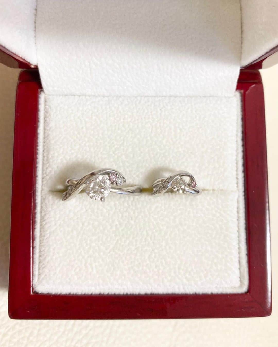 加藤雅美さんのインスタグラム写真 - (加藤雅美Instagram)「. 先日、出産祝いとして娘の ベビーリングを作っていただきました💍 . 婚約指輪とお揃いになるように デザインをリクエストさせてもらい、 波打つような指輪の形と ピンクダイヤのところは娘の誕生石の ピンクトルマリンをつけていただき、 横のメレダイヤも再現してくださりました！ 婚約指輪と同じ職人さんが娘のリングも 作ってくださったみたいで、 かなり再現度が高くて感動です😭❤️ . サイズも娘の大きくなるスピードが早いので 少し大きめでお願いしたらピッタリでした☺️ . 婚約指輪のデザインがお気に入りなので お揃いで嬉しいです🥰 . 娘が成人するまでは 私がネックレスとして大事に身につけて 成人したら渡したいなと思います。 . 娘の幸せを願って。。✨ . 素敵なプレゼントを 本当にありがとうございました🥰 . . ちなみに、私が生まれた時に父が、 母に"出産お疲れさま"って小さいダイヤの ネックレスをプレゼントして、 それを私が成人したらあげようと 母が大事にしまっていて、 20歳になった時にくれたのですが 23歳くらいの時になくてしました笑 . めっちゃ後悔してます😂笑 . 私も娘が成人するまで ベビーリングをなくさないように 大事に大事にしたいと思います✊✨笑 . #ベビーリング #出産祝い #ファーストジュエリー #メモリアルジュエリー #💍 #babyring　#婚約指輪 #オーダーリング #感謝 #赤ちゃんのいる生活 #祝福 #お揃い #フルオーダー #誕生石 #ピンクトルマリン #instagood #baby #love #happy #jewelry #ring #diamond #matching #gagementring  #insalook #firstring #memorialring #tokyo #japan #followme」11月24日 18時38分 - mamikato97