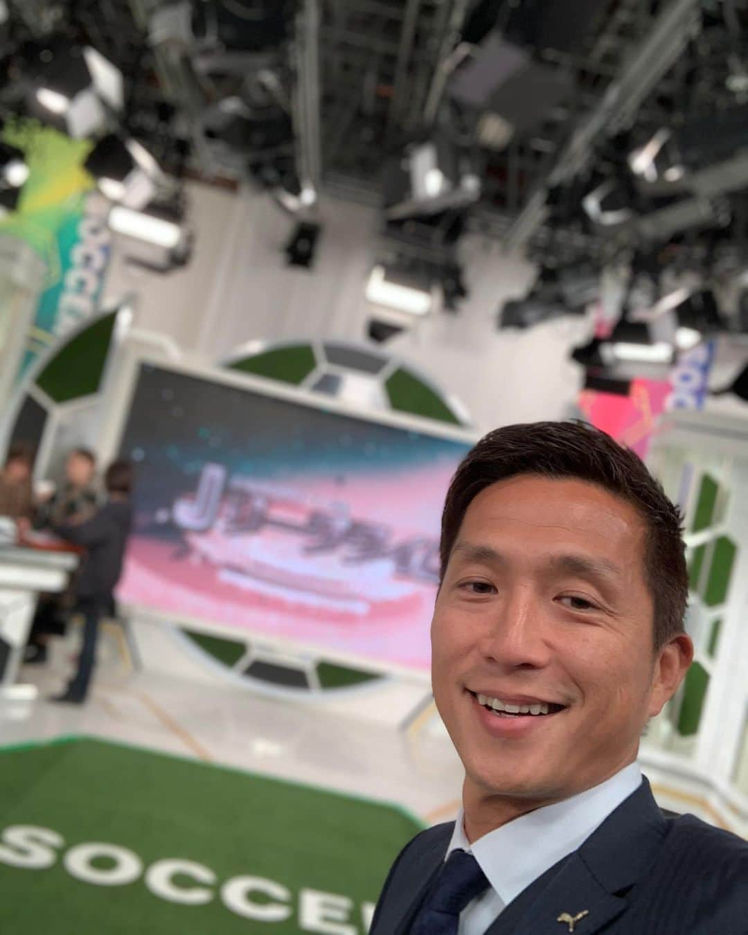 福西崇史さんのインスタグラム写真 - (福西崇史Instagram)「. 昨日のJリーグタイム📺 . J1後2試合⚽️ 優勝争いも残留争いも面白くなってきた〜💪 . 柏.横浜FC→J1 北九州→J2 FC今治→J3 昇格おめでとうございます㊗️ . #jリーグ #soccer #jリーグタイム #nhk #中川絵美里  #福西崇史 #後2試合のポーズ #代役ありがとう #どーもくん #ポートレートおじさん #instagood #instaphoto」11月24日 18時38分 - takashi_fukunishi