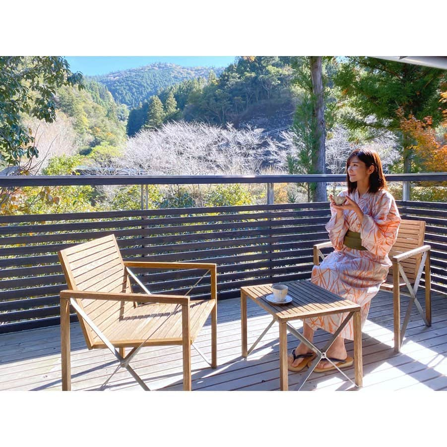 田尻夏樹（なつきんぐ）さんのインスタグラム写真 - (田尻夏樹（なつきんぐ）Instagram)「高知旅行で泊まったホテルはこちら！！ オーベルジュ土佐山  @auberge_tosayama  今回は離れにあるヴィラへ泊まりました♡ . . 暖かい雰囲気で癒し度満載✨ 全室テレビがなく フロント横で好きな音楽や本を借りれます😌✨✨ . ヴィラにはキッチンや暖炉、テラスがあって 我が家のようにすごく寛げました♡ 静かで大自然に囲まれ、自然の音を聞きながらゆっくりと時間が流れる癒しの空間🌿 . . ウェルカムドリンク&デザートも 夜と朝のお料理も、そのお皿も 素材にこだわって厳選された物ばかりですごく美味しかったです♡ . 柚子を頂いたので 朝、柚子風呂にしたら最高すぎた🍊 . . 12月はキャンドルがたくさん飾られて クリスマスムードたっぷりでロマンチック✨✨ アメニティーも充実してるから 荷物少なくても大丈夫だったのが嬉しいポイントでした♡ . . 今回の旅で高知大好きになったし また遊びにいきたいなー♡ . . . #高知 #旅行 #auberge  #オーベルジュ土佐山  #浴衣 #  #高知旅行 #高知赤牛 #自然好き #絶景 #リピートしたいとこ #インスタ映え #タビジョ #trip #pr」11月24日 18時39分 - tajiri_natsuki