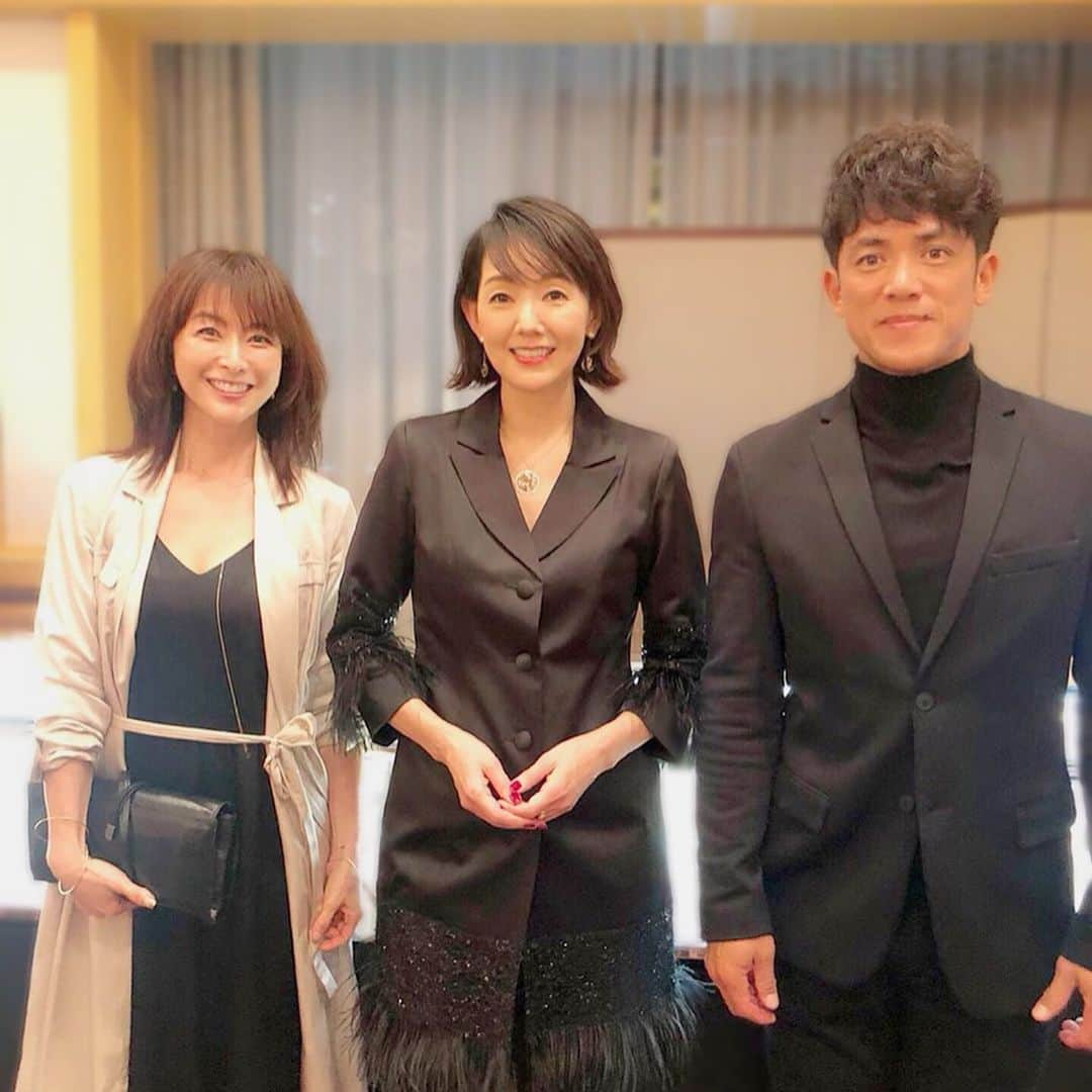 とよた真帆さんのインスタグラム写真 - (とよた真帆Instagram)「ジュエリー発表会のパーティには沢山の方々がいらしてくださいました。 モデルの松井美緒ちゃん、旦那様の松井稼頭央さん✨ 素敵すぎるご夫婦です。稼頭央さんは言わずとしれた野球界の素晴らしい方。ジュエリーをご覧になって技、細工にご興味をもたれ職人さんに色々と質問してくださりその誠実さ、真面目さにスタッフは大感激🥰  美緒ちゃんはいつも笑顔を絶やさない本当に優しいお人柄です。周りに愛情を振りまいて生活なさっていて当然、皆さま美緒ちゃんのことが大好き🥰美緒ちゃんの可愛い笑顔を拝見すると胸がキュンとなります。本当に素敵😃🌹 お洒落でヒントになるお料理本も出版され旦那様、ご家族への愛がしみじみ分かります。美緒ちゃんのエプロンやまな板は私も日常的に愛用していますよ〜  芦田桂子ちゃんは、爽やかな風が吹いてくるような方。可憐でそれでいて力強い芯がある花のようです🌸いつまでも可愛らしい女性って素敵だなぁ、といつも思っています。私の中から''ワイルドオヤジ真帆"が出てきたら桂子ちゃんを思い出そう（笑）  #maho#mahostyle #fashion #towa  #pleiades #プレアデス  #50代ライフスタイル  #ダイヤモンド #ジュエリー #松井稼頭央 さん#野球界の宝  @okurado  @mio.matsui  @keiko_ashida」11月24日 18時41分 - maho_toyota