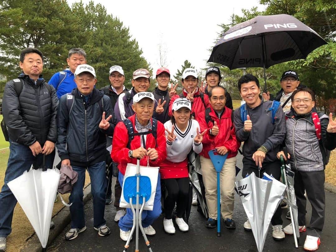 一ノ瀬優希のインスタグラム：「みなさんいままでたくさんの応援ありがとうございました😊  私の所属先である  #ミロク情報サービス　様  スポンサーの #オープンストリーム　様 #東邦ホールディングス　様 #ECC 様 #PING 様 #アクシネットジャパンインク　様 #モリンダジャパン　様  私のゴルフに携わってくださったみなさま、 そして、私を応援してくださったファンのみなさん、 どんな時でも応援してくださって、私はみなさんに感謝してもしきれません。  昨日の夜いろんなことを考えてました。 私は、こんなに１人の選手にたいして、お金と時間を使ってまで応援できるのであろうかと。。。 そう考えると、本当に私は幸せものすぎで、プロゴルファーやっててよかったなーって思えて、絶対今日は頑張って笑顔で終わって、みなさんに笑顔で帰ってもらいたいなーって思っていました！  今週来れなかったみなさんにも直接お礼が言いたいのですが、言えなくてごめんなさい。  っでも、私ゴルフやめるわけじゃないんです！  また絶対試合に出るから、その時にみなさんに会えるかな？  本当に今まで応援ありがとうございました！！ 一ノ瀬優希」