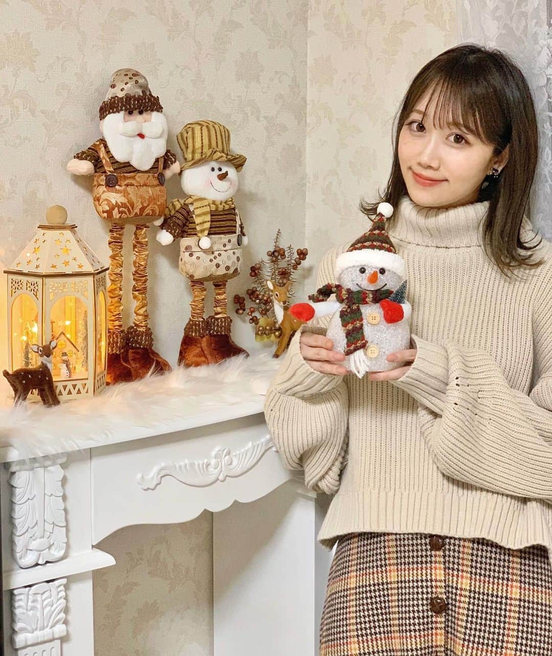 佐藤瀬奈さんのインスタグラム写真 - (佐藤瀬奈Instagram)「お家の中をクリスマス仕様に模様替えしました🎄❤️ クリスマスモチーフって本当に可愛い…🥺✨⠀ ⠀ トップスは @titivatejp の#ボリュームニット♡ 袖がゆったりしててすごく可愛いの🤤💕⠀ ⠀  いつか大きいツリーを飾ってみたいなぁ🥰 猫にぼろぼろにされそうだけど😂笑⠀ ・ ・ ・ #コーデ#titivate#ティティベイト#titivatestyle#プチプラコーデ#ママコーデ#ニット#冬コーデ」11月24日 18時44分 - senapuu