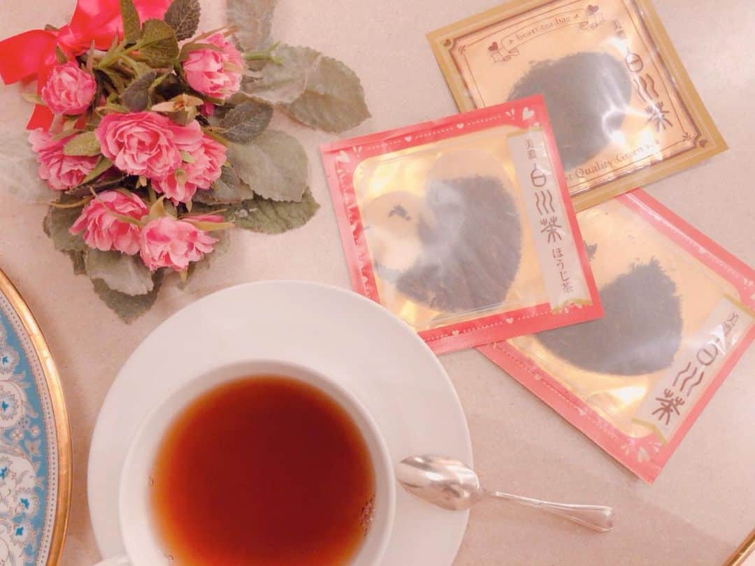 増田愛里菜のインスタグラム：「. ここ最近グッと冷え込んでるからよく飲んでるのが【#美濃白川茶 】☕️💐 . . このかわいい#ハート形のティーバッグ でお茶が入れられるの💕 . 今回はほうじ茶をセレクト🍵♨️ (緑茶もあるよ！) . . あったまる〜🥺🍁❄️⛸ . . ティーカップや湯のみに直接いれると#茶葉 が綺麗にハートマークになって底に見えるから飲むたびほっこりするよ🥰 . . パッケージも可愛いから友達へのプレゼントにも🎁🤲✨ . . . 👇この可愛いお茶たちはここで買えるよ〜☕️💞 . 《https://item.rakuten.co.jp/michinoeki-piacere/10000016/ 》 . . #ハート #ハート型ティーバッグ #日本茶 #緑茶 #美濃白川茶 #白川茶 #ほうじ茶 #山のお茶 #気持ち伝わるお茶 #ティーバッグ #おしゃれなお茶 #かわいいお茶 #キュートなお茶 #幸せなお茶 #なんか落ち着きたいときに飲むお茶 #パーティーに合うお茶 #結婚式に合うお茶 #お祝いに合うお茶」