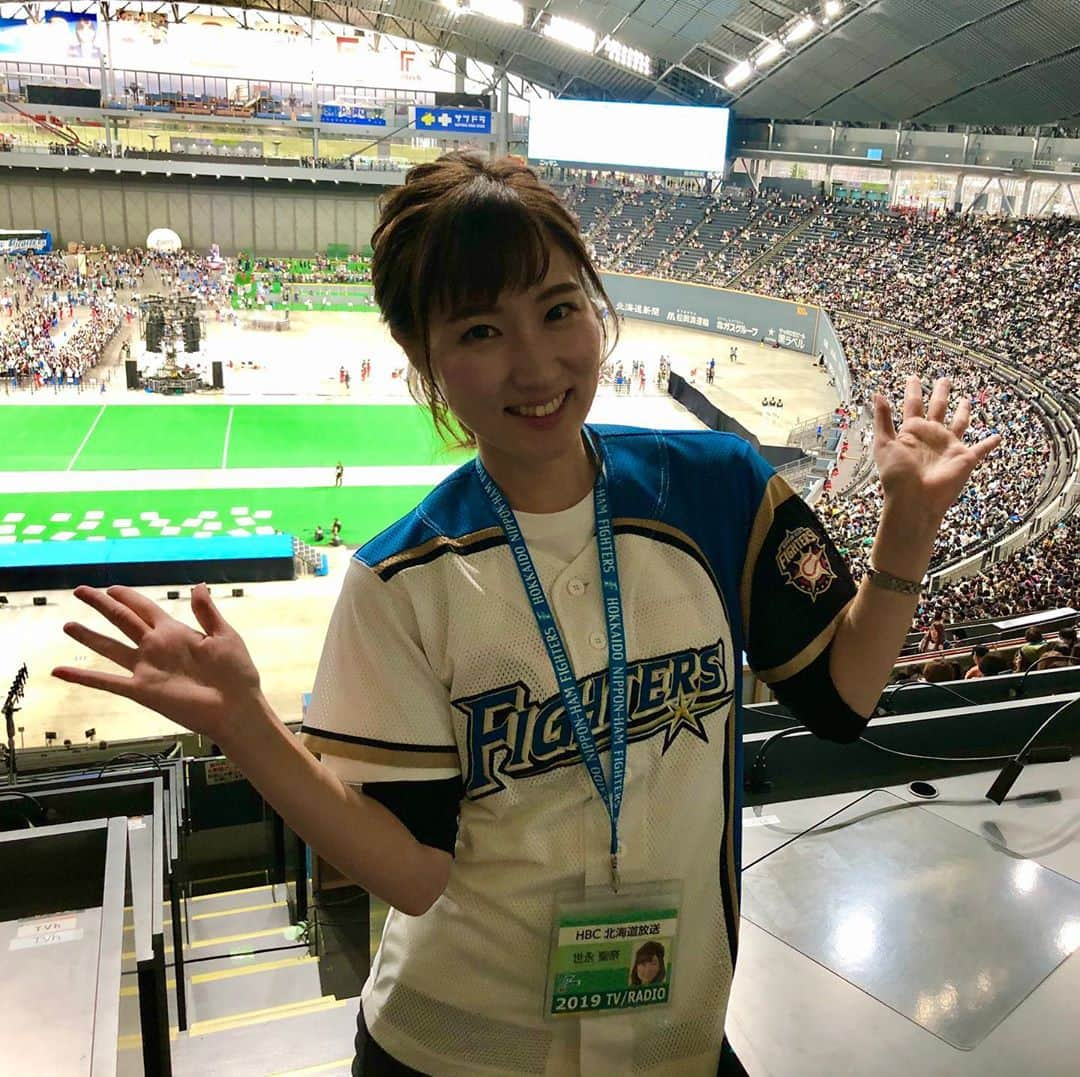 世永聖奈さんのインスタグラム写真 - (世永聖奈Instagram)「⚾️🏫💙﻿ ﻿ ファイターズファンフェスディバル2019﻿ 「ファイターズ学園オープンキャンパス」﻿ ﻿ 3学年に分かれての対抗戦。﻿ わちゃわちゃワイワイ、見ていて楽しかったです！﻿ 若手の底力すごかったですね〜👏﻿ ﻿ 見られなかった人、もう一度見たい人、﻿ あしたの今日ドキッ！ぜひご覧ください🥰﻿ ブラボーファイターズは17時台に放送です！﻿ ﻿ そして🔫💕﻿ ﻿ Fドッキュン調査に協力してくれたみなさん﻿ 本当にありがとうございました！﻿ いや、ありがとぉ〜ございまぁ〜す！﻿ ﻿ この結果は﻿ 深夜のブラボーファイターズでお届けします！﻿ 放送日は後日お伝えしますね😊﻿ あの選手や、あの選手、さらにあの選手まで、﻿ インタビューに応じてくれました！感激！﻿ 放送お楽しみに〜！！﻿ ﻿ スタジアムDJ 八幡さんにも﻿ 久しぶりに会えました〜🎤✨﻿ 写真撮るときは笑ってくれないんです😂﻿ 学ラン似合ってましたよ！﻿ ﻿ ﻿ #北海道日本ハムファイターズ﻿ #ファイターズ﻿ #lovefighters #驀進 #飛び出せ新時代﻿ #ファンフェス﻿ #ファイターズ学園オープンキャンパス﻿ #カビー #いつ見てもかわいい﻿ ﻿ #スタジアムDJ #八幡淳 さん﻿ #元DOingコンビ ﻿ #HBC #北海道放送 #今日ドキッ﻿ #ブラボーファイターズ﻿ #bravoファイターズ﻿ #Fドッキュン﻿ #アナウンサー﻿ #世永聖奈 #セナスタグラム﻿ ﻿ #ご協力ありがとうございました﻿ #嬉しいなぁ﻿ #ありがとぉございまぁす﻿」11月24日 18時49分 - hbc_yonagasena