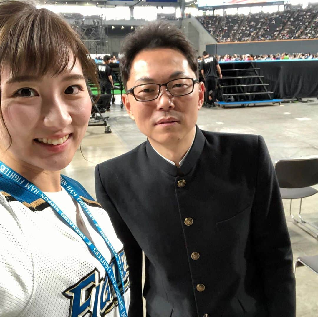 世永聖奈さんのインスタグラム写真 - (世永聖奈Instagram)「⚾️🏫💙﻿ ﻿ ファイターズファンフェスディバル2019﻿ 「ファイターズ学園オープンキャンパス」﻿ ﻿ 3学年に分かれての対抗戦。﻿ わちゃわちゃワイワイ、見ていて楽しかったです！﻿ 若手の底力すごかったですね〜👏﻿ ﻿ 見られなかった人、もう一度見たい人、﻿ あしたの今日ドキッ！ぜひご覧ください🥰﻿ ブラボーファイターズは17時台に放送です！﻿ ﻿ そして🔫💕﻿ ﻿ Fドッキュン調査に協力してくれたみなさん﻿ 本当にありがとうございました！﻿ いや、ありがとぉ〜ございまぁ〜す！﻿ ﻿ この結果は﻿ 深夜のブラボーファイターズでお届けします！﻿ 放送日は後日お伝えしますね😊﻿ あの選手や、あの選手、さらにあの選手まで、﻿ インタビューに応じてくれました！感激！﻿ 放送お楽しみに〜！！﻿ ﻿ スタジアムDJ 八幡さんにも﻿ 久しぶりに会えました〜🎤✨﻿ 写真撮るときは笑ってくれないんです😂﻿ 学ラン似合ってましたよ！﻿ ﻿ ﻿ #北海道日本ハムファイターズ﻿ #ファイターズ﻿ #lovefighters #驀進 #飛び出せ新時代﻿ #ファンフェス﻿ #ファイターズ学園オープンキャンパス﻿ #カビー #いつ見てもかわいい﻿ ﻿ #スタジアムDJ #八幡淳 さん﻿ #元DOingコンビ ﻿ #HBC #北海道放送 #今日ドキッ﻿ #ブラボーファイターズ﻿ #bravoファイターズ﻿ #Fドッキュン﻿ #アナウンサー﻿ #世永聖奈 #セナスタグラム﻿ ﻿ #ご協力ありがとうございました﻿ #嬉しいなぁ﻿ #ありがとぉございまぁす﻿」11月24日 18時49分 - hbc_yonagasena