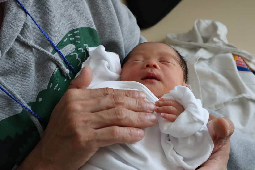 松島由希のインスタグラム：「11月14日(木)  我が家に新メンバーが誕生しました👦  妊婦生活終わってみればあっという間と聞いてたけど、思うように動けない10ヶ月は長かったー。  それでも多くの方のサポートでぎりぎりまでセットもスクールも店番もやらせてもらい本当に感謝です。  予定日前後で出張が立て続いてたM氏がいるタイミングで出てきてくれた息子も💮でした！  しばらくお休み続きますが、復帰に向けて備えて行きますので皆さんよろしくお願いします‼️」