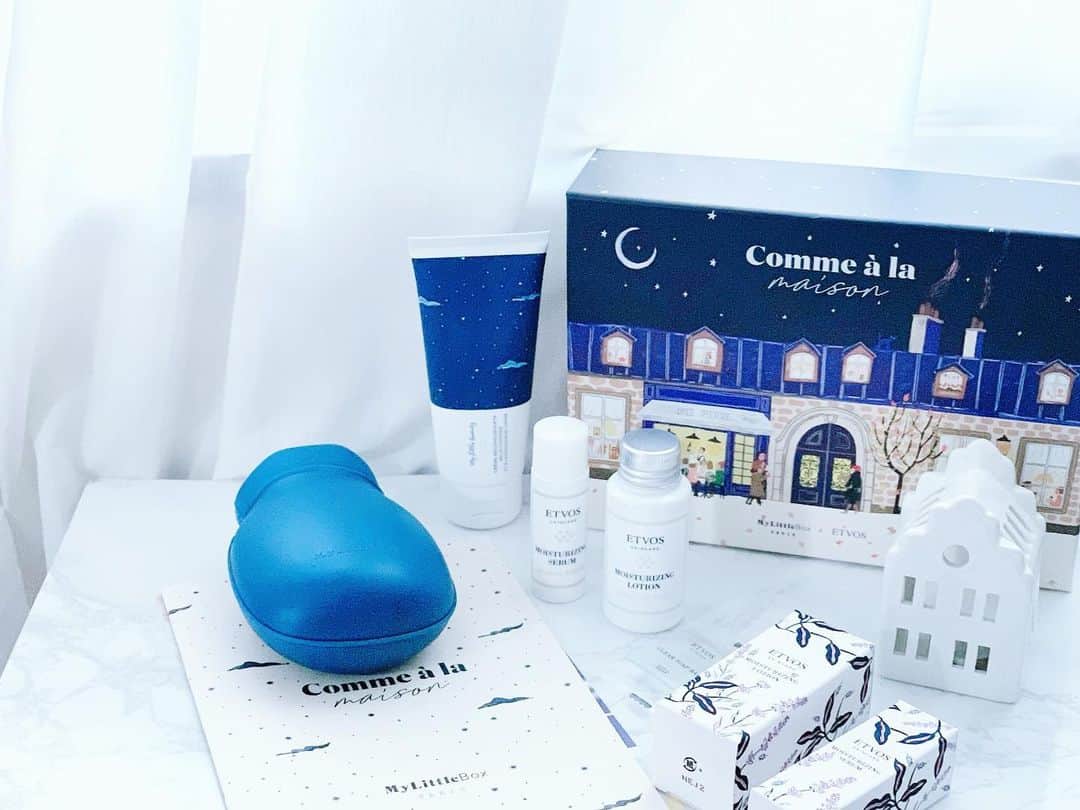 のインスタグラム：「今月のMy Little Box  @my_little_box_japan 🎁💕﻿ ﻿ １１月のBoxのテーマは【Comme à la maison】🕯🏠﻿ お家でリラックスして過ごす夜のための特別なBox🎁﻿ ﻿ ﻿ そして、なんと…﻿ 大人気のETVOS  @etvos.jp とのコラボボックスなの！﻿ ﻿ ・クリアソープバー﻿ ・モイスチャライジングローション﻿ ・モイスチャライジングセラム﻿ ﻿ スキンケア３ステップが入っているよ⭐️﻿ ﻿ ・ミニ湯たんぽ﻿ ・セラミックキャンドルハウス﻿ ・コンフォーティングボディクリーム﻿ ﻿ ﻿ セラミックキャンドルハウスがとっても可愛いくて﻿ 早速リラックスタイムに使っているよ🕯﻿ ﻿ ﻿ 毎月「何が入ってるんだろう♡」ってワクワク出来るMy Little Box🎁﻿ ﻿ 気心知れた女友達からのプレゼントみたいに﻿ テンションが上がる豪華なBoxや、自分ではなかなか冒険出来ないコスメに出会えるステキなBoxばかり♡﻿ ﻿ ﻿ #マイリトルボックス#mylittlebox ﻿ #ETVOS#エトヴォス#パリジェンヌ﻿ #サプライズボックス#パリ好き﻿ #コスメ #コスメ好き﻿ #beauty#美容マニア﻿ #コスメ好きさんと繋がりたい﻿ #おしゃれさんと繋がりたい﻿ #コスメレポ#コスメ購入品」