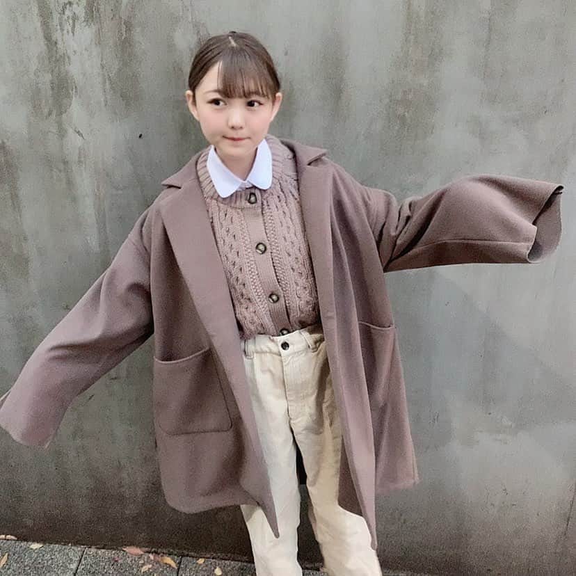 のインスタグラム：「髪の毛なーんもしてないガサツさでとる👶🏻 ㅤ コートは @fifth_store  今日50%オフクーポンでとるよ ㅤ 付け襟は #SAME で カーディガンとコーデュロイパンツはGU🍞 ㅤ #fifth #fifthtl #フィフス #カジュアル #アウター #平均身長コーデ #ニットコーデ #コート #カーディガン #ニットカーディガン #ビッグシルエットミドルコート #オーバーサイズ #コーデュロイパンツ #guコーデ #guコーデ部 #アウターコーデ #冬コーデ #ブラウスコーデ」