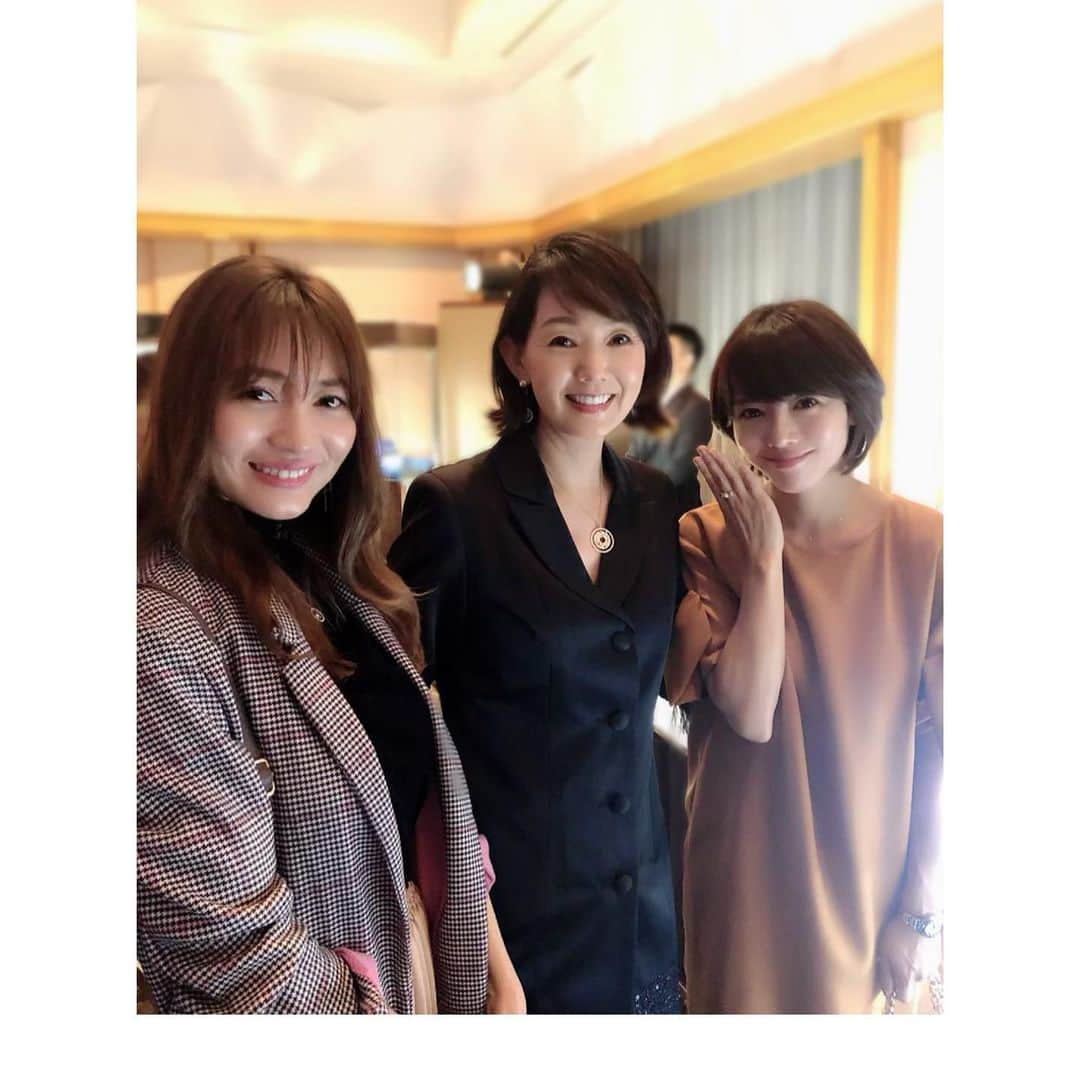 とよた真帆さんのインスタグラム写真 - (とよた真帆Instagram)「釈由美子ちゃん✨新山千春ちゃん✨仲良しなお二人。釈由美子ちゃんとはドラマでご一緒してから旅番組やプライベートで仲良くさせて頂いてます😃真面目でとても繊細な美しい心を持った釈ちゃんももう素敵なお母様❤️変わらず可愛らしくてお肌ピカピカ✨幸せが伝わってきます。早口でコショコショっと話す時があるんですが、そこがまた可愛いんです😍  新山千春ちゃんは笑顔と笑いの星から生まれてきたんじゃないかな？😆と思うほど朗らかでハッピーオーラ満載の女性です。お会いする度にお腹抱えて笑う瞬間が沢山🥰いつも千春ちゃんの明るさに救われています✨ 可愛くて明るくて魅力的 大好きなお二人✨  @yumikoshaku  @niiyama_chiharu  @okurado  #maho #mahostyle #fashion  #ダイヤモンド #ジュエリー #大倉堂ジュエリー #50代ライフスタイル #actress #釈由美子 #新山千春」11月24日 19時02分 - maho_toyota