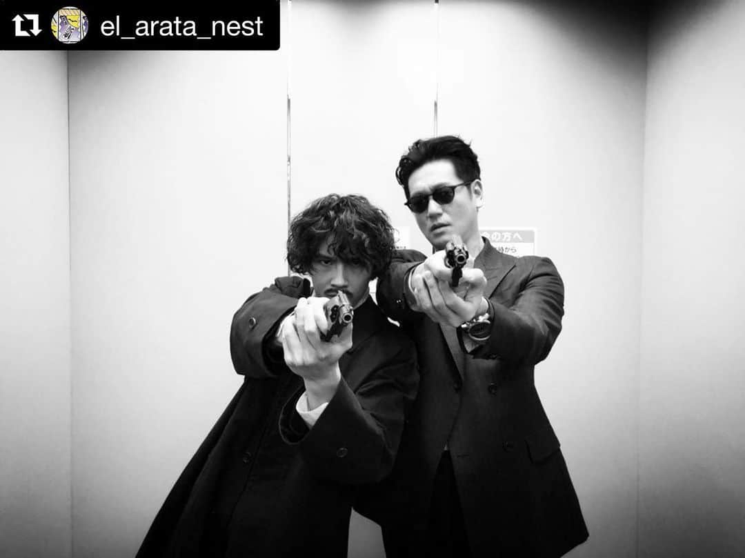 【公式】ニッポンノワール-刑事Yの反乱-さんのインスタグラム写真 - (【公式】ニッポンノワール-刑事Yの反乱-Instagram)「ノワ刑事😝 #賀来賢人 #井浦新 #今夜はノワールナイト🌑 @el_arata_nest ・・・ あんがい仲良くやってけたかもね😎 俺たちノワール刑事🌑 第７話今夜10:30から❗️ #ニッポンノワール」11月24日 18時57分 - nny_ntv