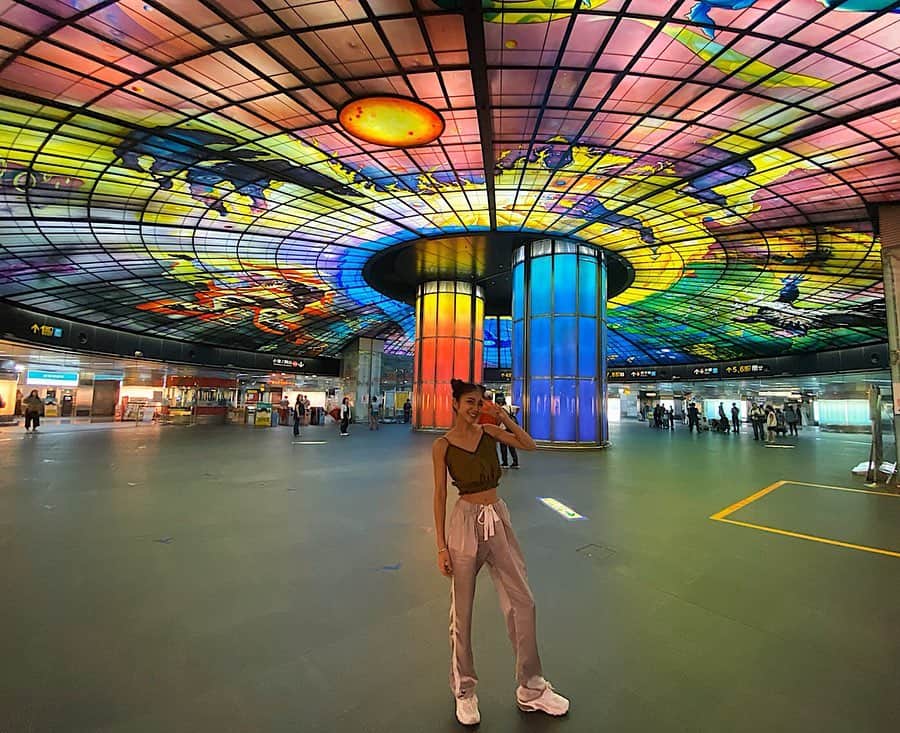 佐藤あずみのインスタグラム：「#世界で2番目に美しい駅  #美麗島駅 🌈  ステンドグラスって良いよね〜心躍ると言うか、小さい時におもちゃの宝石を見てキラキラした気持ちを思い出す〜。 . イタリアの芸術家マエストロ・ナルシサス・クアグリアータによる作品で #光之穹頂 Dome of Lightと名付けられたんですって！ . ドームは直径30m、使われたステンドグラスは4,500枚。 制作に4年半かかったというアート作品、全て手作業なんですって！見た瞬間、綺麗と言う言葉しか出てきませんでした！ . 9個前の投稿から１日でこーんなにたくさんの場所回ったよ！詰めこんだ〜❤️ . #台湾 #台湾旅行 #高雄旅行 #高雄 #旅行 #ステンドグラス #光のドーム  #taiwan #kaohsiung #travel #rainbow #🌈 #🇹🇼 #世界の駅 #station」