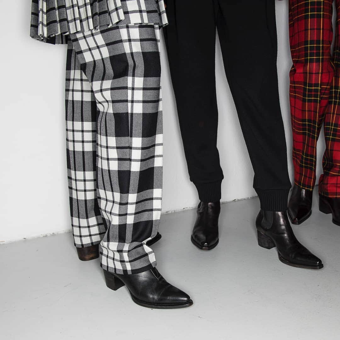 プリングル オブ スコットランドさんのインスタグラム写真 - (プリングル オブ スコットランドInstagram)「Tartan: Scotland’s own geometric design. This season we're wearing ours as a high-waisted trouser | Tap to shop the Tapered Tartan Trouser | #PringleScotland #AW19」11月24日 19時11分 - pringlescotland