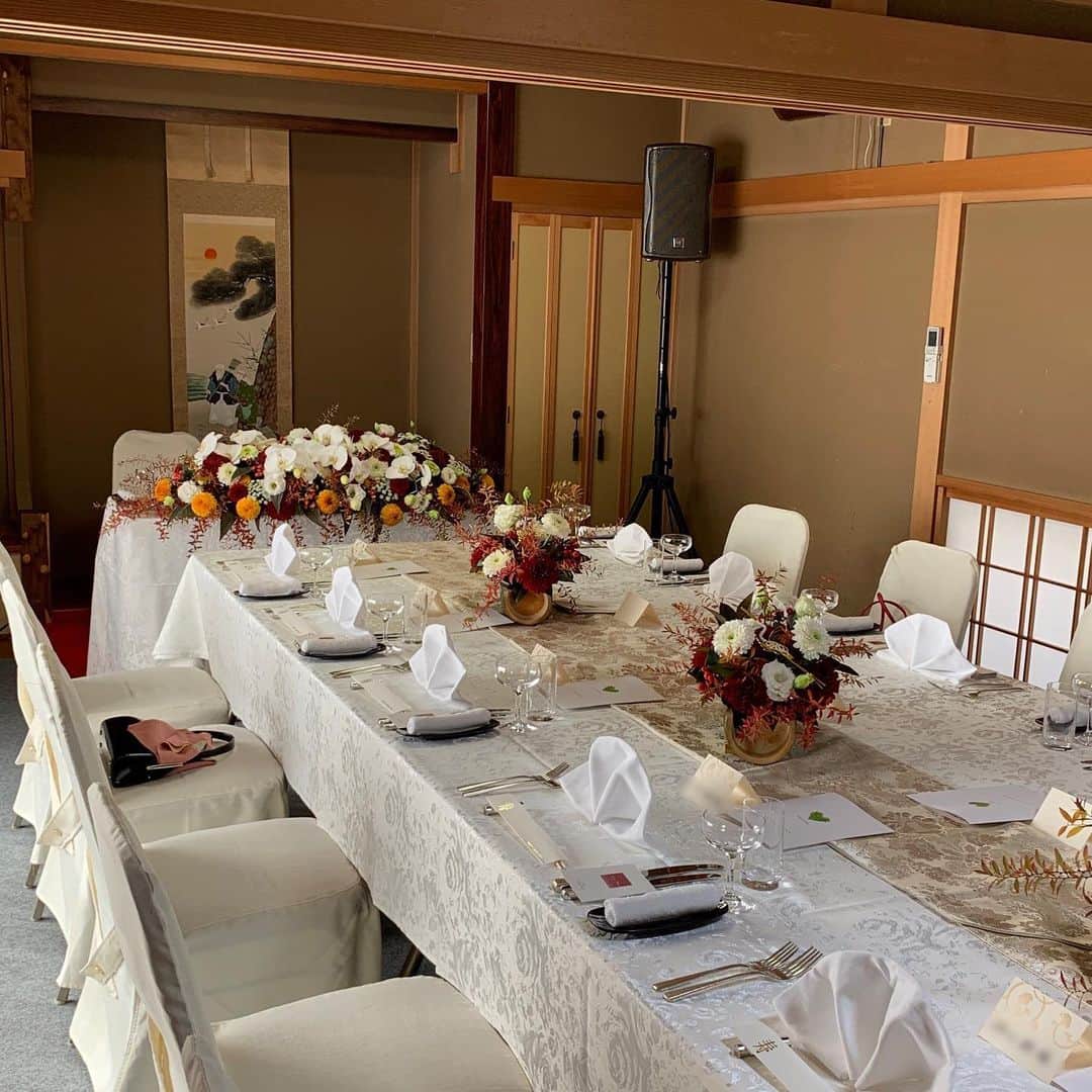 新潟グランドホテル Niigata Grand Hotelのインスタグラム：「今日はお客様のご自宅での披露宴をお手伝いしました。ホテルの披露宴とまったく同じお料理をケータリングし、皆様にお召し上がりいただきました。お天気にも恵まれ、とても和やかで素敵な披露宴でした。新郎新婦様、おめでとうございます㊗️ #新潟グランドホテル #結婚式 #自宅で披露宴 #和装がお似合い #出張サービス」