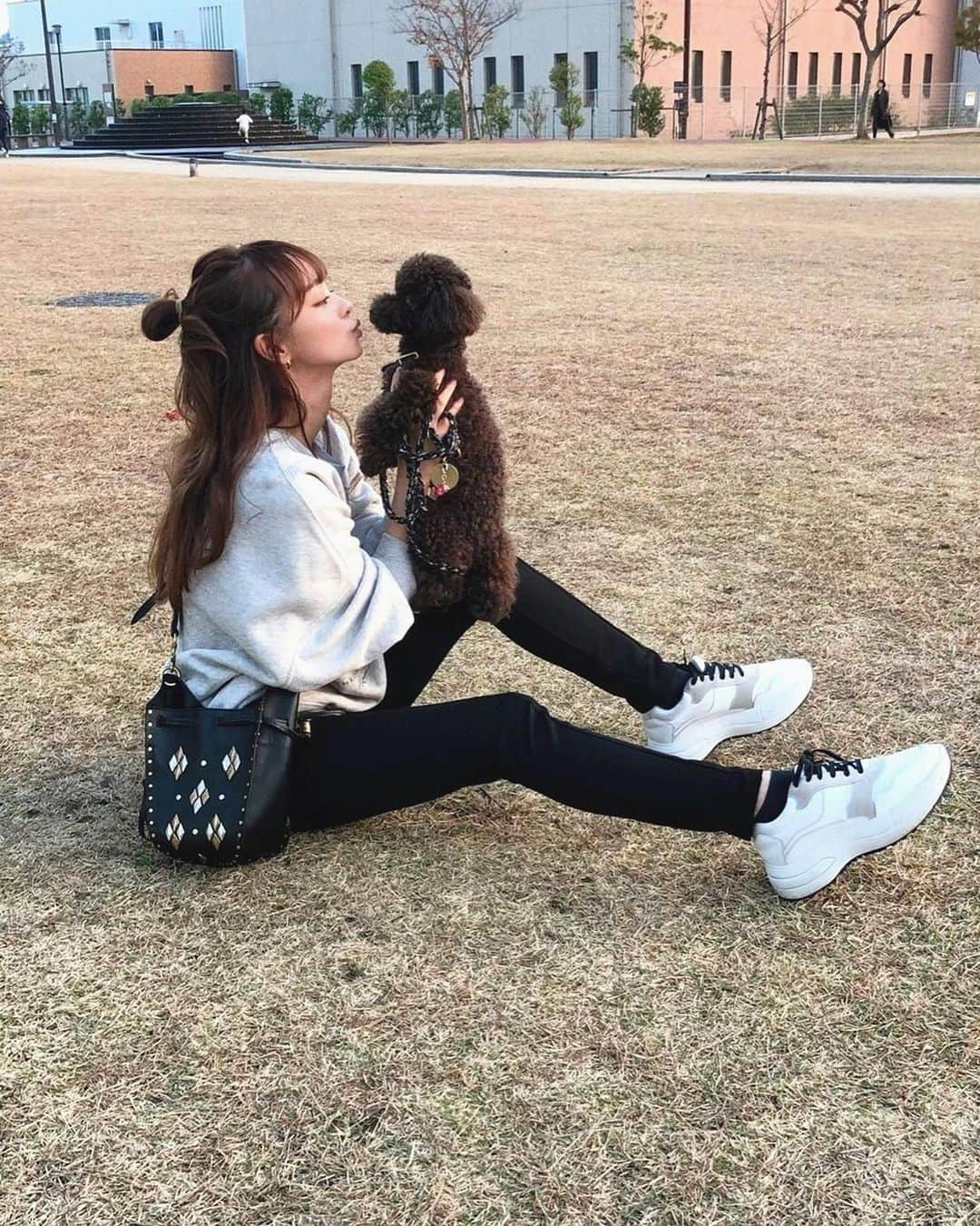 丸林広奈さんのインスタグラム写真 - (丸林広奈Instagram)「天気が良かったからsunday picnic🐶👶🍼気持ちよかったねー❤️ #teacuppoodle #sunday #picnic #dogsofinstagram #outfitoftheday #outfit #ootd #fashion」11月24日 19時12分 - hironamarubayashi