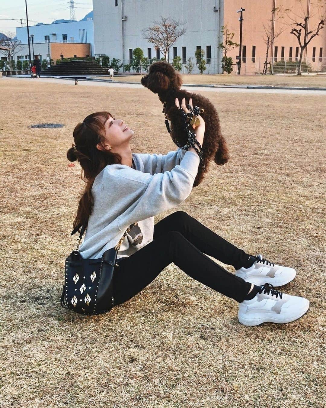 丸林広奈さんのインスタグラム写真 - (丸林広奈Instagram)「天気が良かったからsunday picnic🐶👶🍼気持ちよかったねー❤️ #teacuppoodle #sunday #picnic #dogsofinstagram #outfitoftheday #outfit #ootd #fashion」11月24日 19時12分 - hironamarubayashi