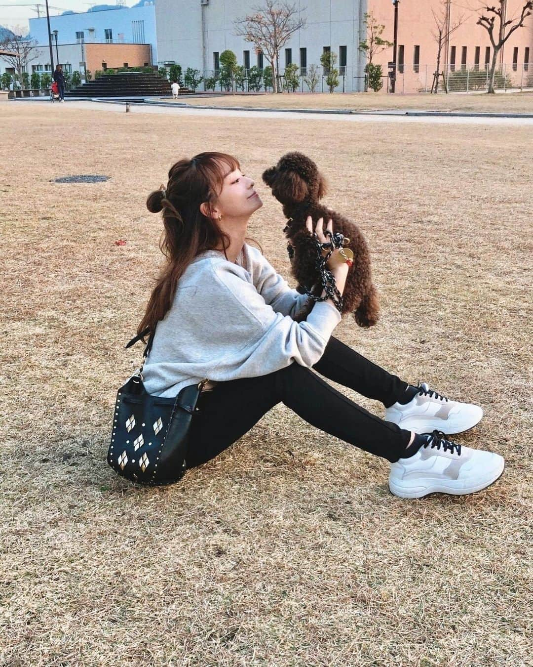 丸林広奈さんのインスタグラム写真 - (丸林広奈Instagram)「天気が良かったからsunday picnic🐶👶🍼気持ちよかったねー❤️ #teacuppoodle #sunday #picnic #dogsofinstagram #outfitoftheday #outfit #ootd #fashion」11月24日 19時12分 - hironamarubayashi