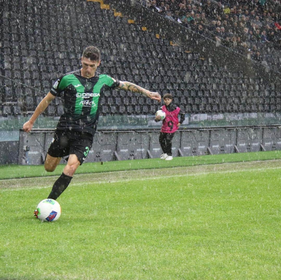 ミケーレ・カンポレーゼのインスタグラム：「Applicazione nel volersi migliorare ogni giorno ! Avanti ramarri 🦎 #PordenonePerugia#verdeneri#SerieB#Pordenonecalcio#Ramarri#Daciaarena#vittoria#football#picoftheday#Mikecampo31」
