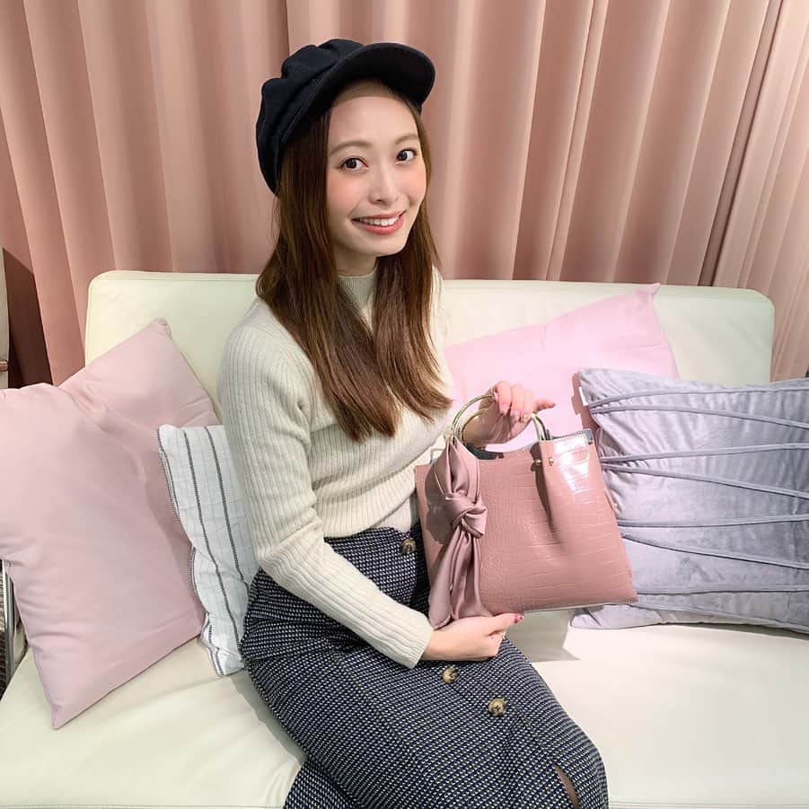 のインスタグラム：「♡♡﻿ ﻿ ﻿ 昨日は "@jewelnarose_official "さんの﻿ 2020 S/Sの展示会へ行ってきました👜💕﻿ ﻿ ﻿ 可愛いbagが沢山ありました🙈💋﻿ シンプルで使いやすいのに﻿ 高級感、女性らしさがあってオシャレで、、🧡﻿ ﻿ ﻿ 沢山ありすぎて悩んで迷って決めました✨！﻿ (1人でめっちゃ滞在してあれやこれや悩んでた🤣)﻿ ﻿ ﻿ スクロール最後の写真が﻿ 最後まで迷ってたbag達☺️！﻿ ﻿ さて、どの子を選んだでしょうか🥴💓？﻿ ﻿ ﻿ 春に届くのが待ち遠しいなぁ🥺🌷﻿ ﻿ ﻿ ﻿ #jewelnarose #ジュエルナローズ #bag #fashion #可愛い #ハンドバッグ #ショルダーバッグ」