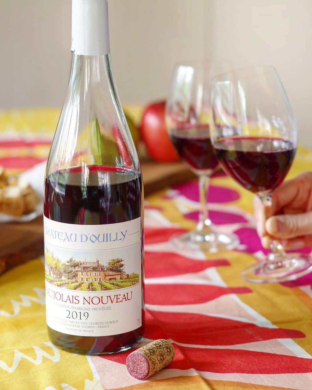 のインスタグラム：「* ヌーヴォー解禁！ 11月21日に解禁された 2019年のボジョレー・ヌーヴォー🍇🍷 皆さまもう楽しまれたでしょうか？ * 私は今年も少し出遅れ…ではありますが リカマン限定！スタッフが自ら足を運んで ぶどうの収穫に携わってつくった シャトー・ドゥイリーで乾杯🍷🍷 * 口当たりが軽く、フルーティーな ヌーヴォーは魚料理や クセの少ないカマンベールチーズなどとの 相性が良いようですよ👌 * ぜひ今年のぶどうの新酒を 楽しんでみてくださいね * #ボジョレーヌーヴォー #ボジョレー #ワイン # #リカーマウンテン #リカマン #飲酒タグラム #お酒好きな人と繋がりたい #家飲み #家呑み #winestagram #instawine」