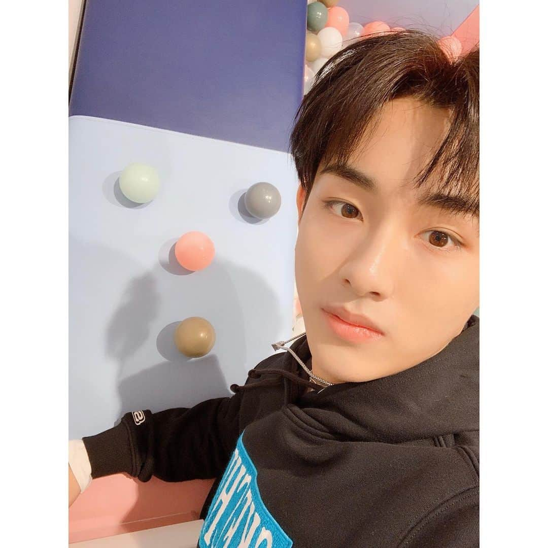 Way Vさんのインスタグラム写真 - (Way VInstagram)「[WINWIN Weibo Repost] ⠀ 这样可以吗… ⠀ #WayV #WeiShenV #威神V #WINWIN #董思成」11月24日 19時29分 - wayvofficial