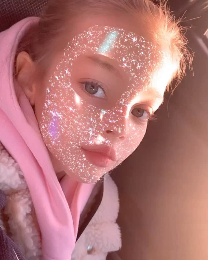 アンナ・ヴァワガさんのインスタグラム動画 - (アンナ・ヴァワガInstagram)「💗#annapavaga солнце в Питере😅」11月24日 19時30分 - annapavaga