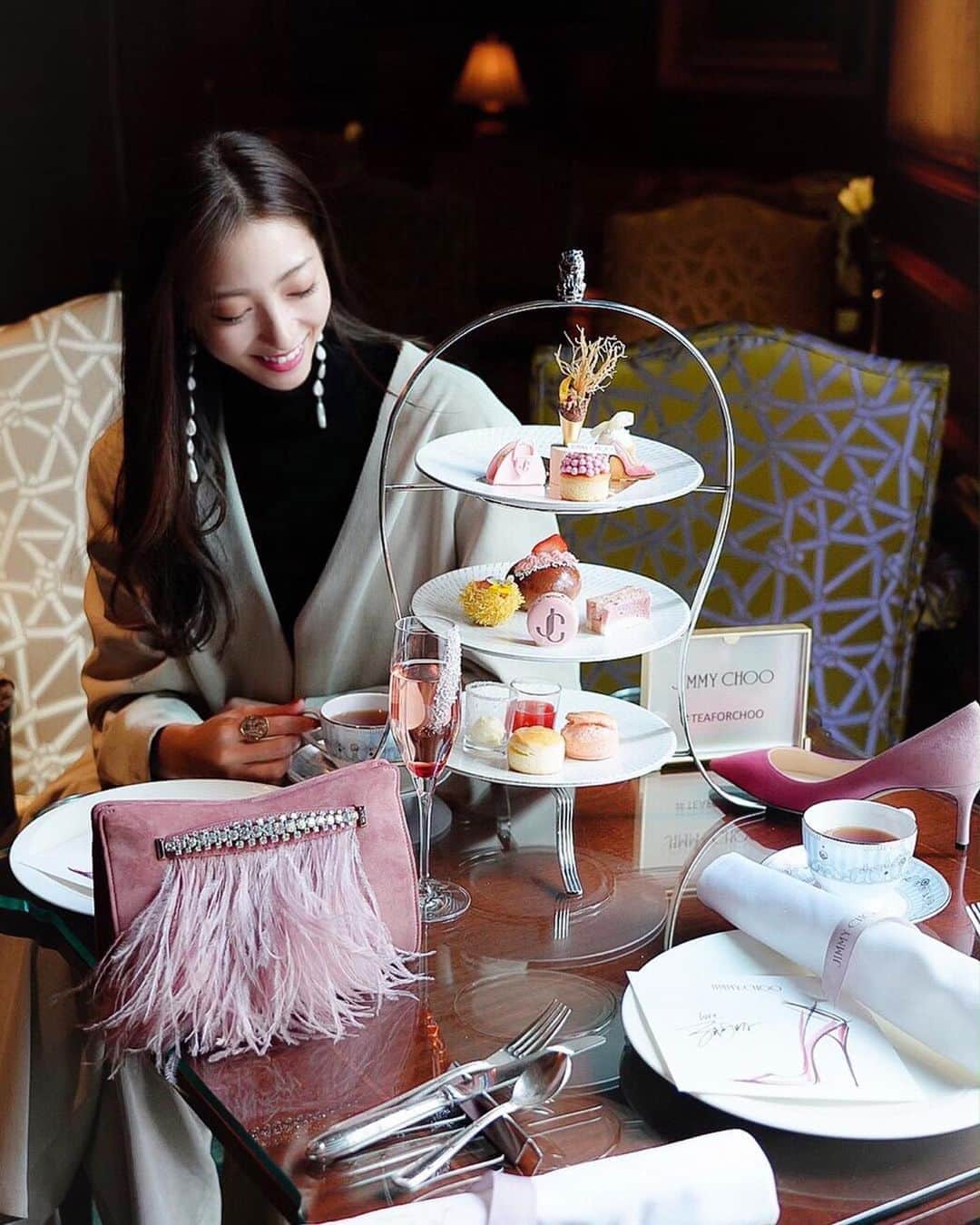 湯浅喬子のインスタグラム：「@jimmychoo × @ritzcarlton.osaka ！ . 新しいアイコン'''JC''のロゴのマカロンをはじめ、 BagやShoesのスイーツなどが可愛すぎました💕  オーガニック紅茶☕️ @artoftea_jpn も美味しかった😍 . 12月1日〜2月29日までの期間限定⭐️ . photo by @masumi_3pics  thanks♡ . #ritzcarlton#リッツ#アフタヌーンティー  #osaka#sweets#jimmychoo#tea」
