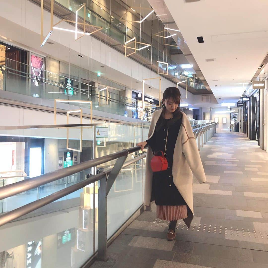 菊池かなこさんのインスタグラム写真 - (菊池かなこInstagram)「・ ・ #ootd 👚𝕥𝕠𝕡𝕤 @gu_for_all_ 👗𝕠𝕟𝕖𝕡𝕚𝕖𝕔𝕖 @gu_for_all_ 🧥 coat @basement_online 👠𝕤𝕙𝕠𝕖𝕤 @vivian_collection_official 👜 𝕓𝕒𝕘 @forever21 ・ 着る時期逃してた #ニットコート リバーシブルで可愛い❤︎ ・ ୨୧┈┈┈┈┈┈┈┈┈┈┈┈┈┈┈┈┈୨୧ #fashion#ファッション#ootd#いつコ #guコーデ#ジーユー#ジーユーコーデ#ジーユー購入品 #ジーユーマニア#ジーユー新作#basementonline #スカートコーデ#平均身長コーデ#ootd #fashion#ファッション#codenate #プチプラ#プチプラコーデ#code #今日のコーデ#ピンクコーデ #アラサーコーデ#スカートコーデ #大人コーデ#30代コーデ」11月24日 19時22分 - canana_kanako