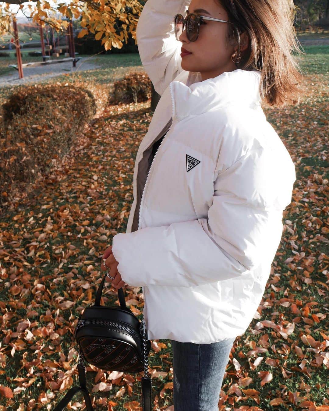 中嶋杏理さんのインスタグラム写真 - (中嶋杏理Instagram)「𝔸𝕦𝕥𝕦𝕞𝕟 × 𝔾𝕌𝔼𝕊𝕊...🍁﻿ ﻿ ﻿ GUESSのワンポイントが可愛い、﻿ ホワイトのダウンジャケットとデニム👖﻿ ﻿ デニムは形が綺麗だし、﻿ 丁度いいボリュームのあるジャケットは﻿ 暖かくて冬も沢山出番が増えそう🥺❤️❤️﻿ ﻿ バックも最近ゲットした物で、﻿ この日は全身GUESSコーデ🌈🌈﻿ @guess﻿ ﻿ .﻿ #guess﻿ #guessjapan﻿ #PR」11月24日 19時37分 - anrinakajima