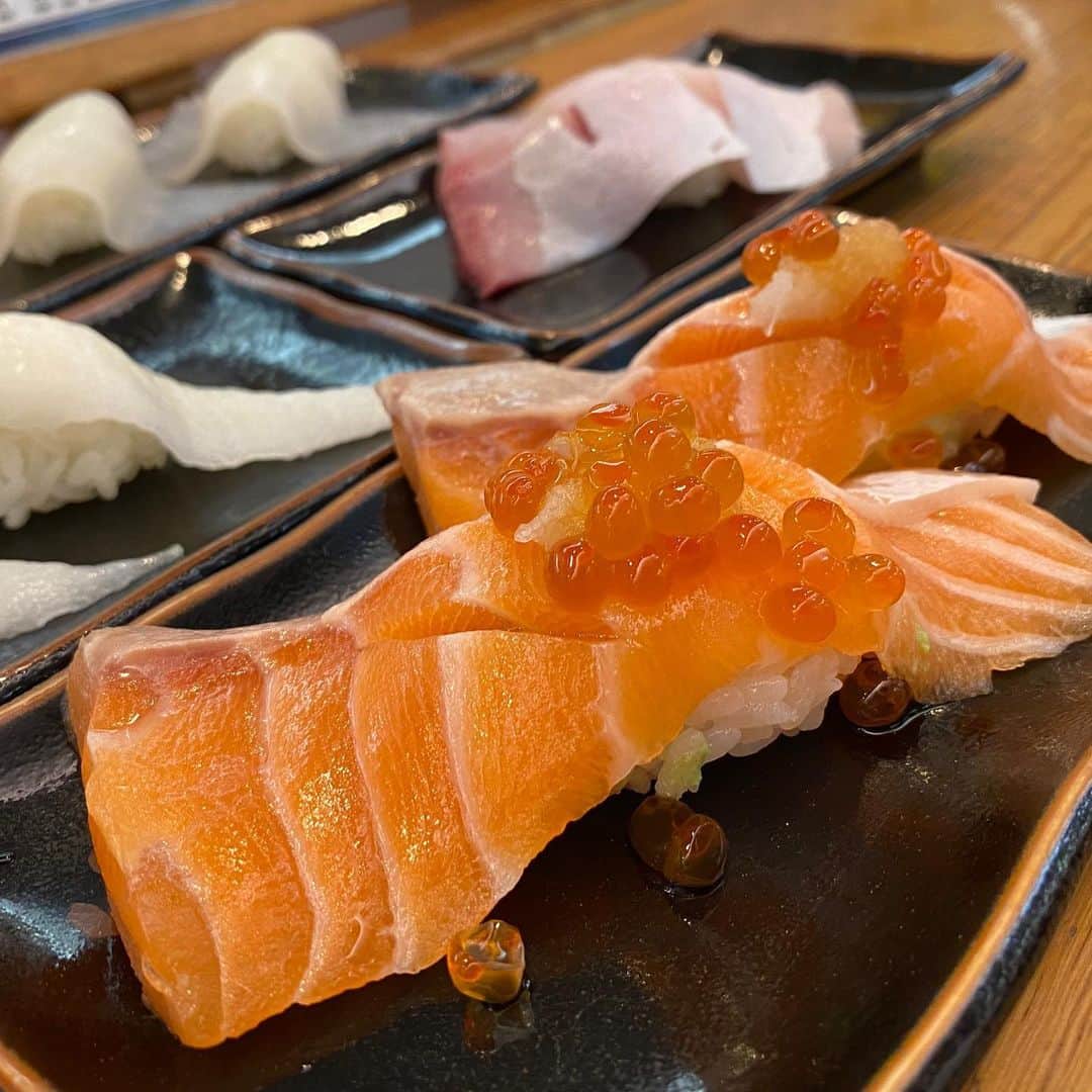 谷桃子さんのインスタグラム写真 - (谷桃子Instagram)「美味しいお寿司屋さん発見😆💕✨ 三宮駅のすぐ近く#魚心三宮店 さん！！ ネタの大きさにビックリです‼️ 美味しかった〜〜❤️❤️ #魚心三宮店 #三宮 #sushi」11月24日 19時32分 - momoko5999