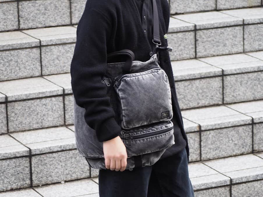 のインスタグラム：「【REARRIVAL】 〈PORTER×B印 ヨシダ〉 “Tehran HELMET BAG” ＜PORTER＞と＜B印 ヨシダ〉が厳選したデニム素材で作り上げたバッグに製品洗いを施し高感度な“ケミカルウォッシュ”仕様に仕上げた、オリジナル別注“Tehran”シリーズのヘルメットバッグが再入荷しました。 ・ 色落ちした綺麗な色味と味わい深い"アタリ"の濃淡のコントラストがイランの首都テヘラン北部に位置する山脈の光景になぞらえ"Tehran"と名付けられたシリーズです。 ・  どちらのサイズもデイリーユースにピッタリなサイズ感のヘルメットバッグです。Sサイズは従来のヘルメットバッグを小さくリサイズして、普段使いでも使いやすいバッグに仕上げたサイズ。Mサイズはフロントポケットにタブレットや手帳、お財布などが収納可能。メイン収納部にはA4サイズの書類や13インチPCが収納でき、収納力に優れており通勤通学にもオススメです。 ・ COLOR:BLUE,BLACK 【S】 ¥33,000+TAX 【M】 ¥39,000+TAX #bjirushiyoshida #B印YOSHIDA #代官山 #daikanyama #TOKYO #BEAMS #ビームス #yoshidakaban #吉田カバン #ポーター  #porter #비지루시요시다 #도쿄 #다이칸야마 #빔스 #빔즈 #포터 #데일리룩 #백팩 #b印yoshidalineup」
