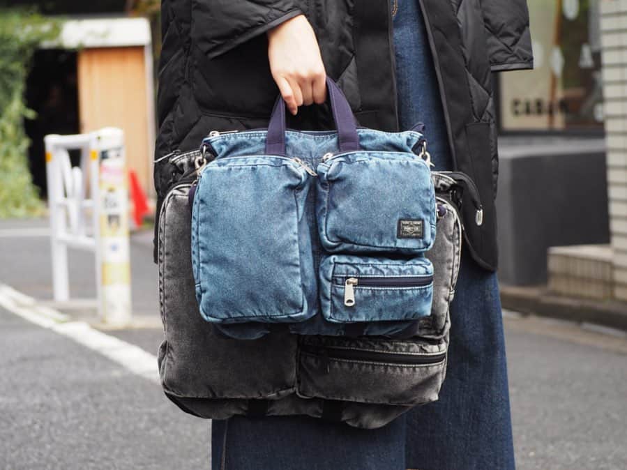 のインスタグラム：「【REARRIVAL】 〈PORTER×B印 ヨシダ〉 “Tehran HELMET BAG” ＜PORTER＞と＜B印 ヨシダ〉が厳選したデニム素材で作り上げたバッグに製品洗いを施し高感度な“ケミカルウォッシュ”仕様に仕上げた、オリジナル別注“Tehran”シリーズのヘルメットバッグが再入荷しました。 ・ 色落ちした綺麗な色味と味わい深い"アタリ"の濃淡のコントラストがイランの首都テヘラン北部に位置する山脈の光景になぞらえ"Tehran"と名付けられたシリーズです。 ・  どちらのサイズもデイリーユースにピッタリなサイズ感のヘルメットバッグです。Sサイズは従来のヘルメットバッグを小さくリサイズして、普段使いでも使いやすいバッグに仕上げたサイズ。Mサイズはフロントポケットにタブレットや手帳、お財布などが収納可能。メイン収納部にはA4サイズの書類や13インチPCが収納でき、収納力に優れており通勤通学にもオススメです。 ・ COLOR:BLUE,BLACK 【S】 ¥33,000+TAX 【M】 ¥39,000+TAX #bjirushiyoshida #B印YOSHIDA #代官山 #daikanyama #TOKYO #BEAMS #ビームス #yoshidakaban #吉田カバン #ポーター  #porter #비지루시요시다 #도쿄 #다이칸야마 #빔스 #빔즈 #포터 #데일리룩 #백팩 #b印yoshidalineup」