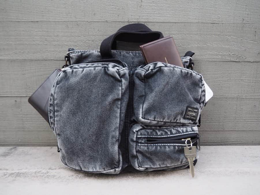 B JIRUSHI YOSHIDAさんのインスタグラム写真 - (B JIRUSHI YOSHIDAInstagram)「【REARRIVAL】 〈PORTER×B印 ヨシダ〉 “Tehran HELMET BAG” ＜PORTER＞と＜B印 ヨシダ〉が厳選したデニム素材で作り上げたバッグに製品洗いを施し高感度な“ケミカルウォッシュ”仕様に仕上げた、オリジナル別注“Tehran”シリーズのヘルメットバッグが再入荷しました。 ・ 色落ちした綺麗な色味と味わい深い"アタリ"の濃淡のコントラストがイランの首都テヘラン北部に位置する山脈の光景になぞらえ"Tehran"と名付けられたシリーズです。 ・  どちらのサイズもデイリーユースにピッタリなサイズ感のヘルメットバッグです。Sサイズは従来のヘルメットバッグを小さくリサイズして、普段使いでも使いやすいバッグに仕上げたサイズ。Mサイズはフロントポケットにタブレットや手帳、お財布などが収納可能。メイン収納部にはA4サイズの書類や13インチPCが収納でき、収納力に優れており通勤通学にもオススメです。 ・ COLOR:BLUE,BLACK 【S】 ¥33,000+TAX 【M】 ¥39,000+TAX #bjirushiyoshida #B印YOSHIDA #代官山 #daikanyama #TOKYO #BEAMS #ビームス #yoshidakaban #吉田カバン #ポーター  #porter #비지루시요시다 #도쿄 #다이칸야마 #빔스 #빔즈 #포터 #데일리룩 #백팩 #b印yoshidalineup」11月24日 19時32分 - bjirushiyoshida