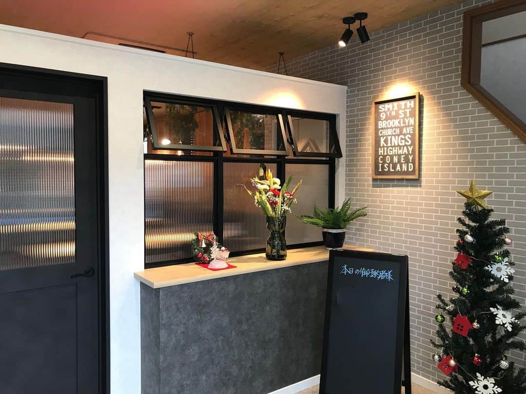 辰巳住宅さんのインスタグラム写真 - (辰巳住宅Instagram)「本社玄関ホール ちょっと早めのクリスマスツリー🎄  #辰巳住宅#ショールーム#リフォーム#デコマド#インテリア照明#玄関ホール#クリスマスツリー#サンタさん来ないかな#やはた暮らし」11月24日 19時46分 - tatsumijutaku