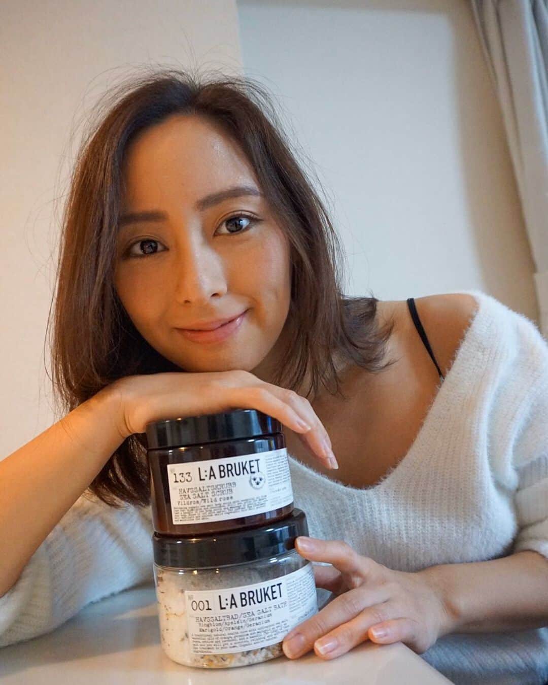 東美樹さんのインスタグラム写真 - (東美樹Instagram)「Loving my bath items from 🇸🇪🛀💖 They remind me of the amazingly beautiful nature in the Scadinavian. I wish I could live there for a little while and learn their eco-friendly lifestyle deeper! xx PRではなく本当に使ってる、バスタイムのお気に入り&オススメアイテム🌟 スウェーデン生まれのナチュラルスキンケアブランド ”LA BRUKET”🇸🇪🛀 スキンケアアイテムを生み出す過程で化学成分は必要ないという哲学を元にスウェーデンの西海岸で作られた スキンケアブランド。 ユニセックスなので、男性の方ももちろん使えます 👨🏻👨🏽‍🦱👱🏻‍♂️✨ 日本にローンチした頃から愛用していて、先月の北欧旅行の時にもデパートでばっちりチェックしてきました♬  22日(金)にオープンしたばかりの渋谷PARCOにも店舗があるので是非行ってみてね♬ (店舗に行けない方はオンラインでも購入可◎) . #labruket #mikichangsfave #shibuyaparco #tokyo #sweden #Japan #pamperyourself #bodycare #naturalskincare #bathsalt #bathtime #swedishbeauty #shibuyaparco1122 #北欧 #スウェーデン #バスソルト #ボディケア #バスタイム #お風呂好き #オススメコスメ #リラックス」11月24日 19時40分 - mikko.36___