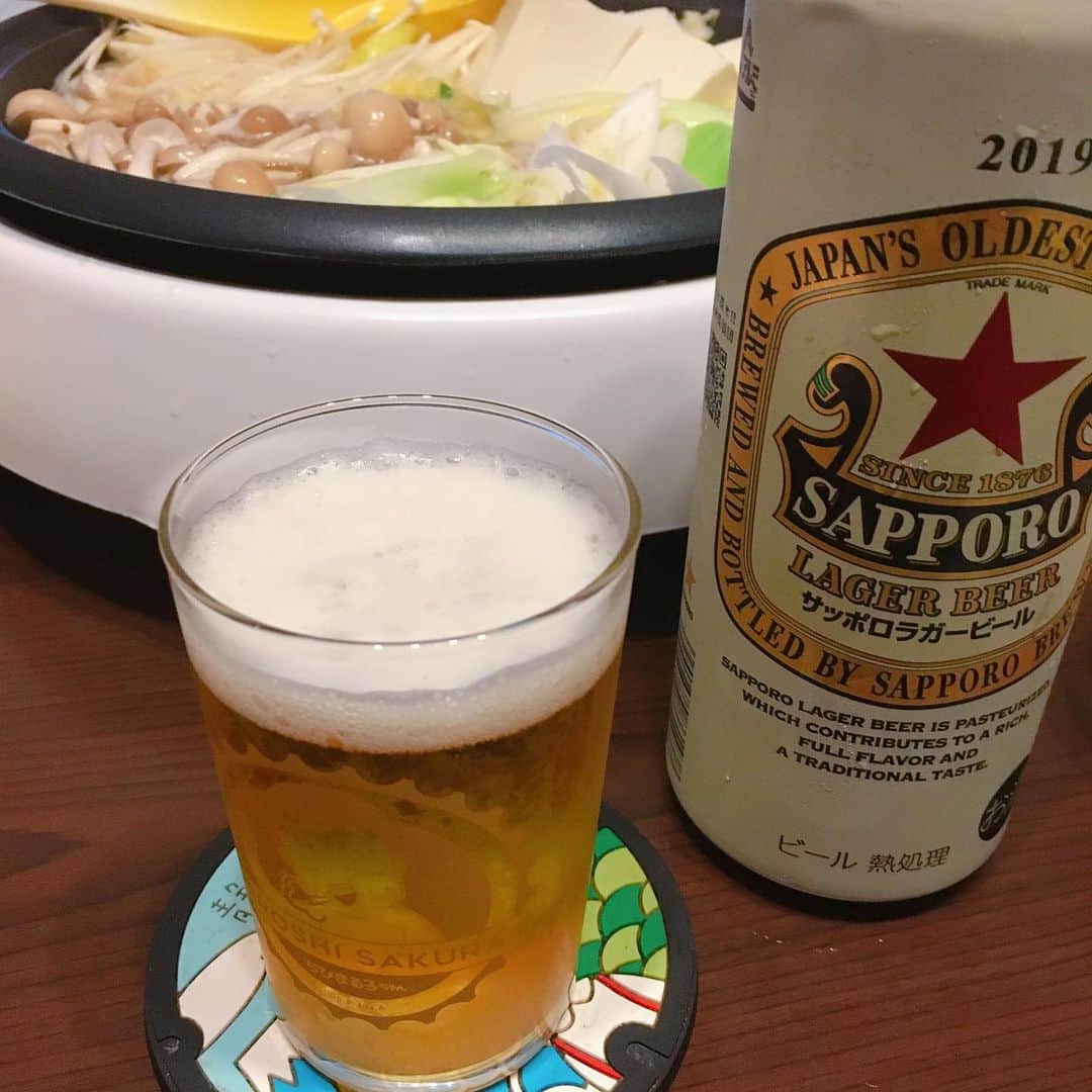 山西章博のインスタグラム：「今日のご飯。お鍋で一杯なのさ！ #しゃぶしゃぶ #実家から肉送ってきた #すだち牛  #徳島県 #サッポロラガー  #赤星  #初心者主夫」