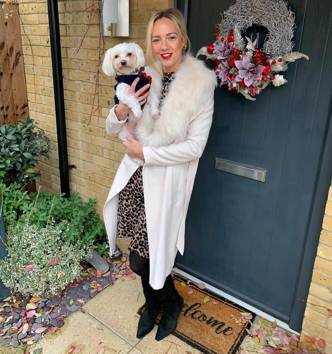 ガブリエル・アドコックさんのインスタグラム写真 - (ガブリエル・アドコックInstagram)「Happy Sunday everyone! Getting into the Christmas spirit with a trip to the garden centre! ☺️🐶🏡💋 #weekend #sundayfunday #chill」11月24日 19時48分 - gabbyadcock1