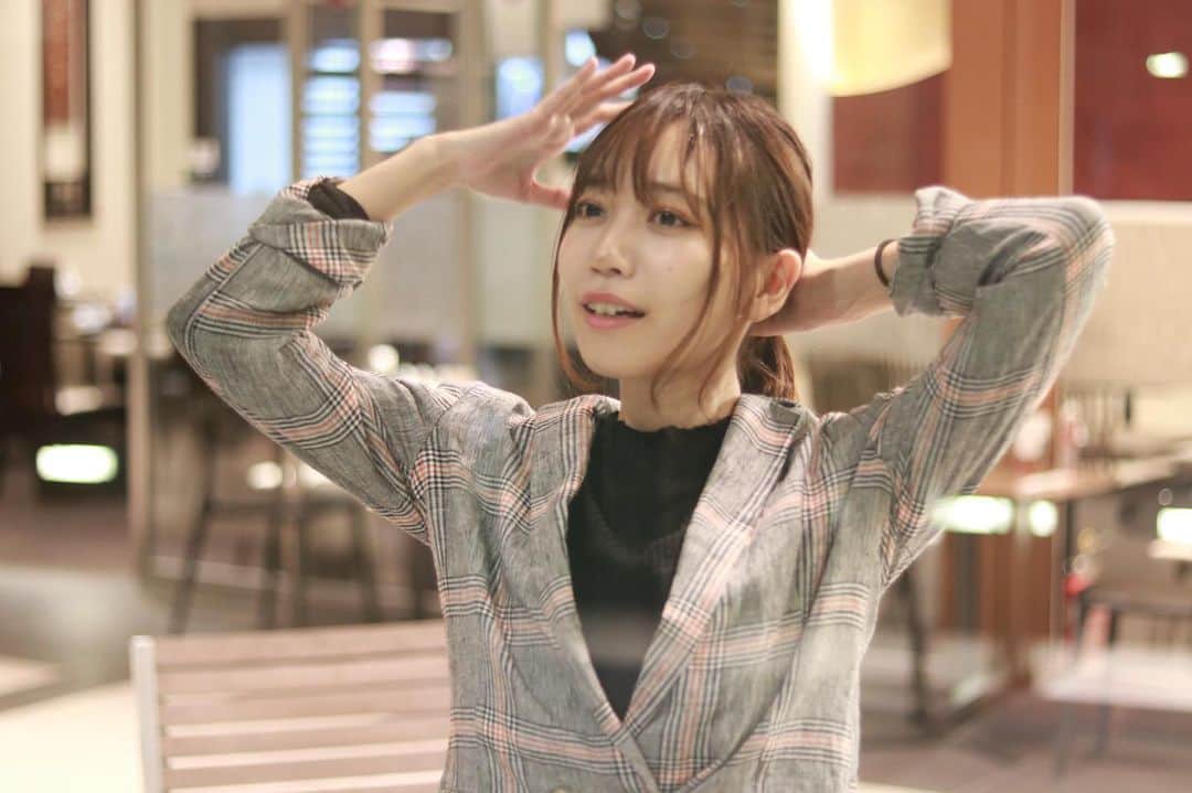 辻詩音のインスタグラム：「写真って面白いんだね〜チェキにはまってから、特に楽しい。 これは近しいスタッフさんが撮ってくれたから、表情が完全に素になった📸 最近、人の写真撮りたい欲ある。  #辻詩音 #ポニーテール」