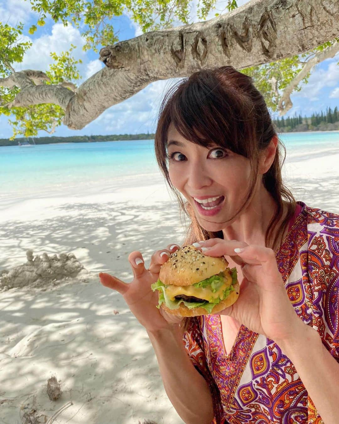 山田佳子さんのインスタグラム写真 - (山田佳子Instagram)「いただきま〜す😆🍔💕 食べようとしたら、目の前に… 狙われてる！🤣🤣🤣 ﻿ #心地よい﻿ #波の音﻿ #きれいな海﻿ #絶景﻿ #ハンバーガー﻿ #hamburger﻿ #いただきます﻿ #iloveit﻿ #newcaledonia﻿ #天国に一番近い島﻿ #山田佳子」11月24日 19時50分 - yoshiko117